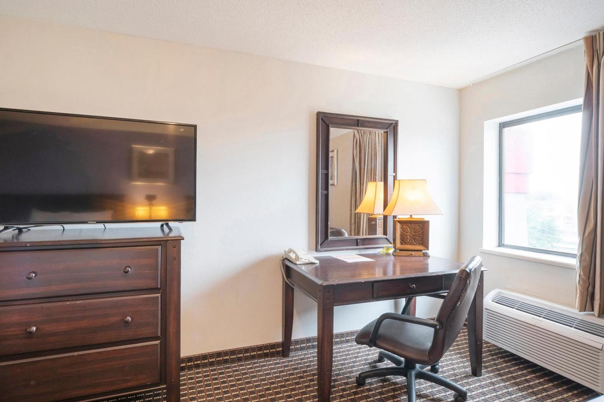OYO Townhouse Houston Airport North photo 46