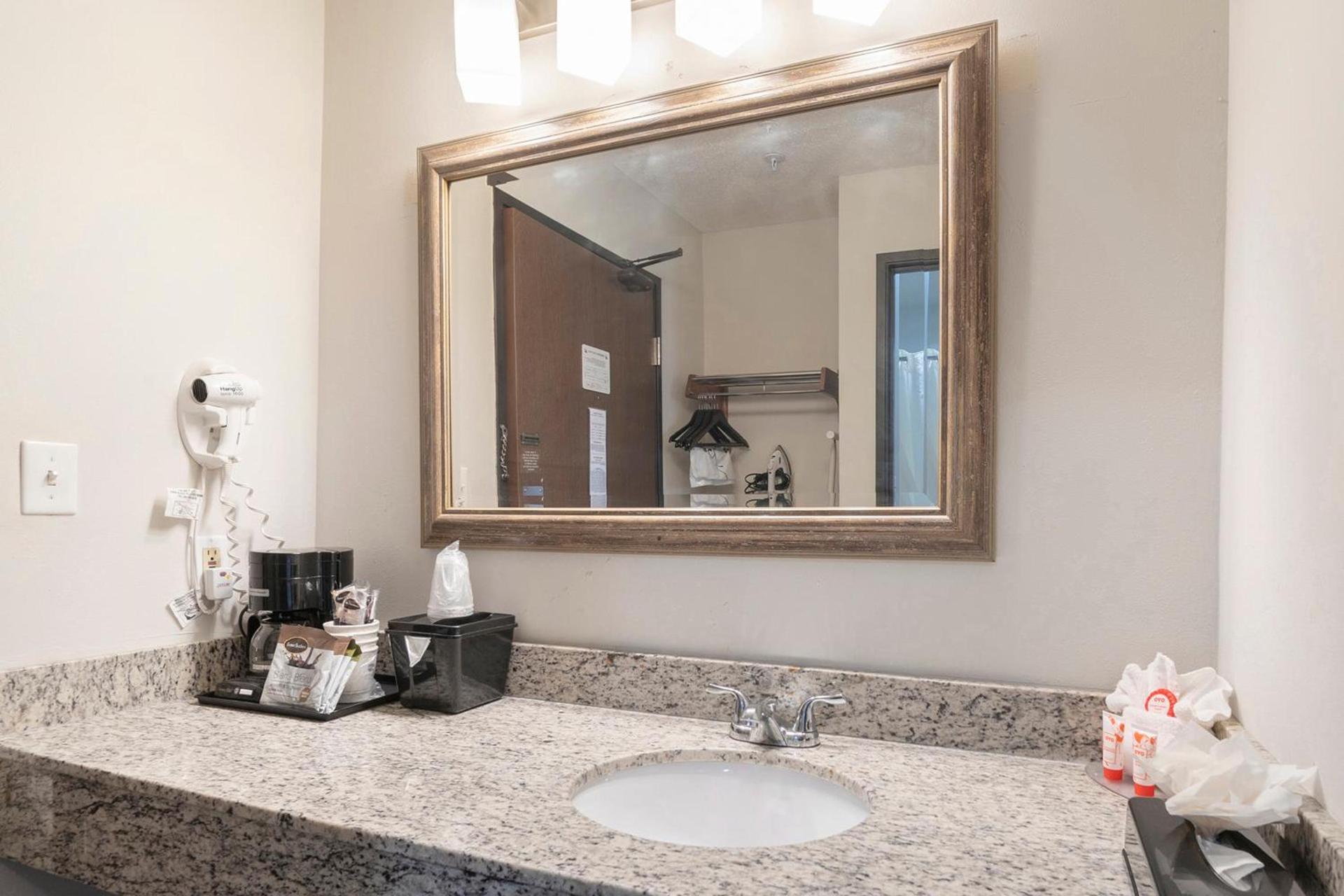OYO Townhouse Houston Airport North photo 50
