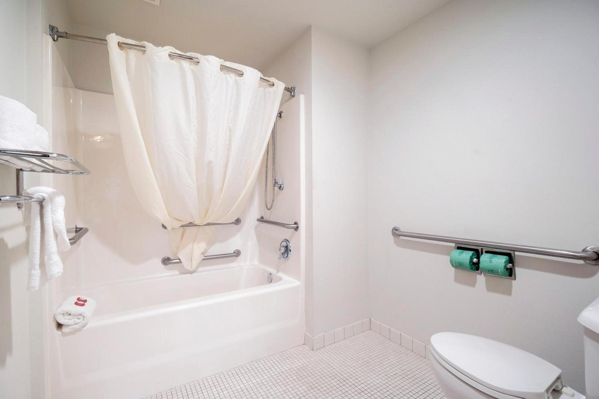 OYO Townhouse Houston Airport North photo 53