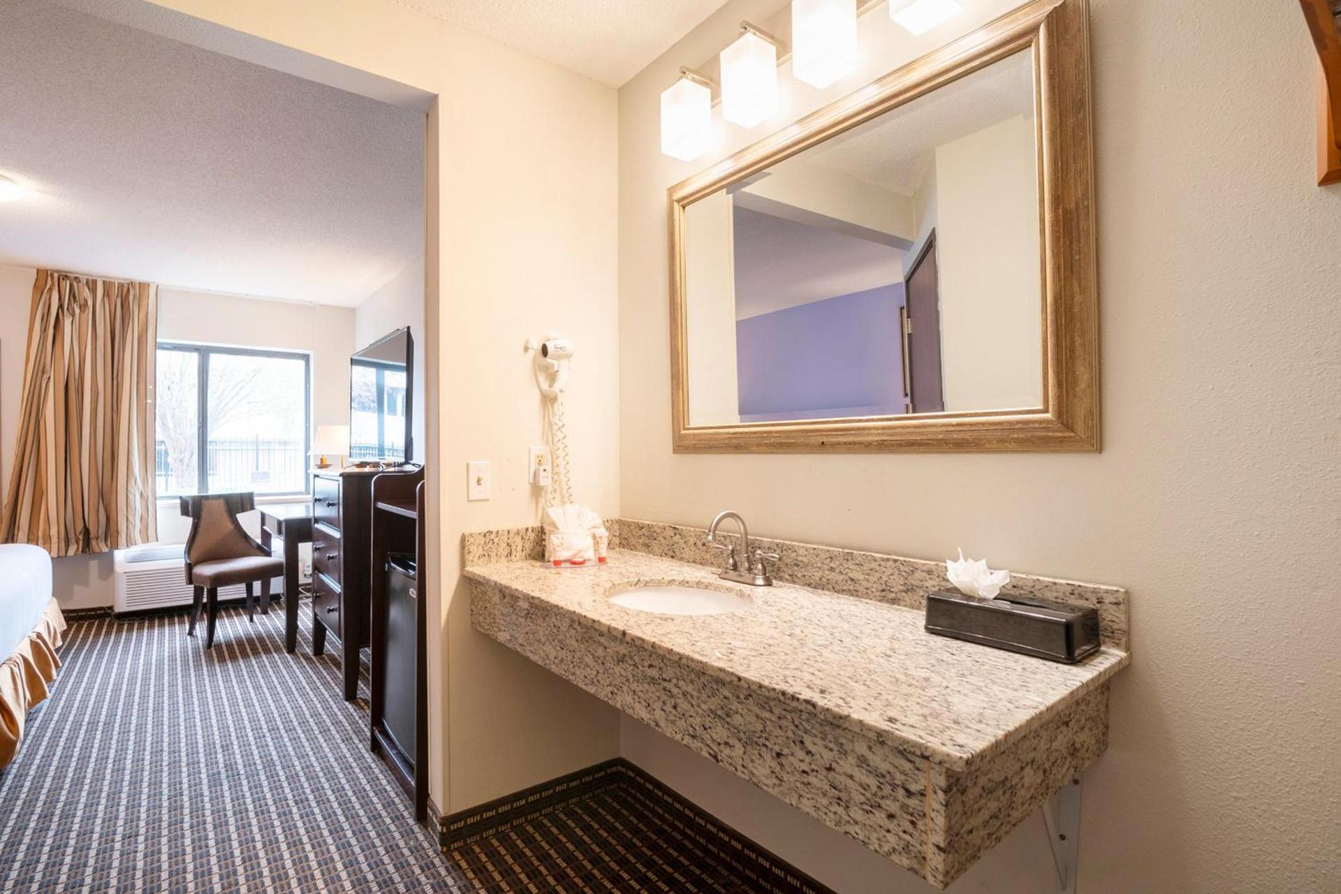 OYO Townhouse Houston Airport North photo 56