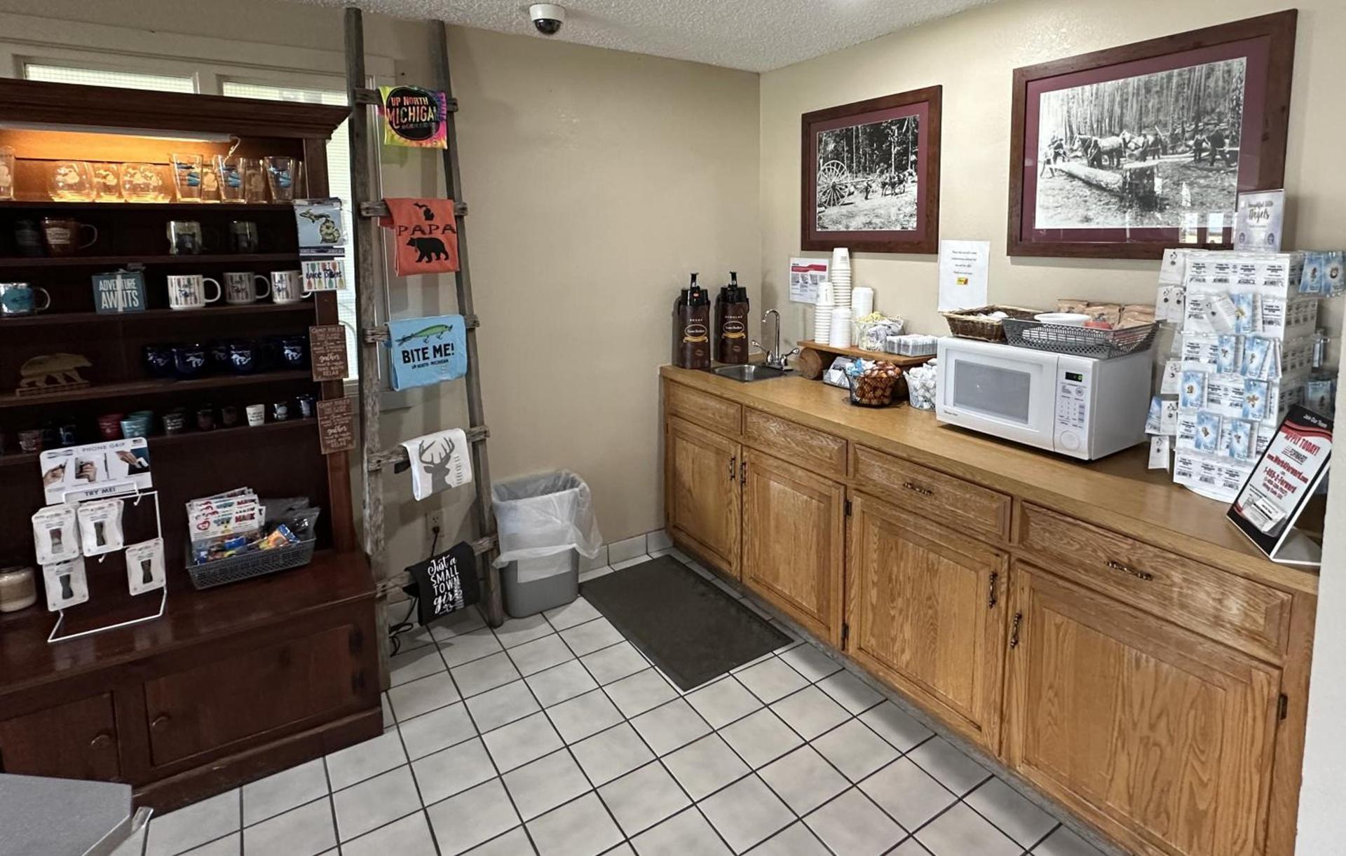 Super 8 by Wyndham West Branch photo 6