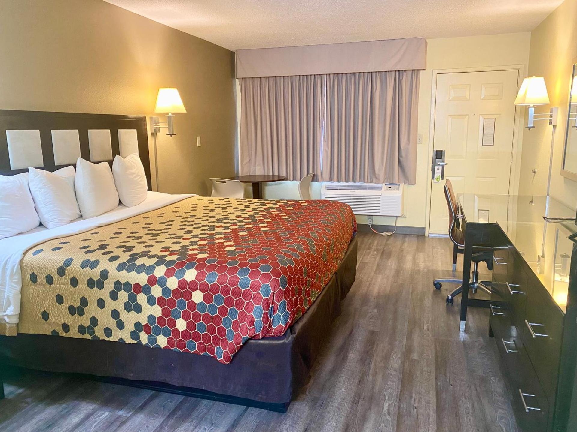 Super 8 by Wyndham Albuquerque Downtown photo 20