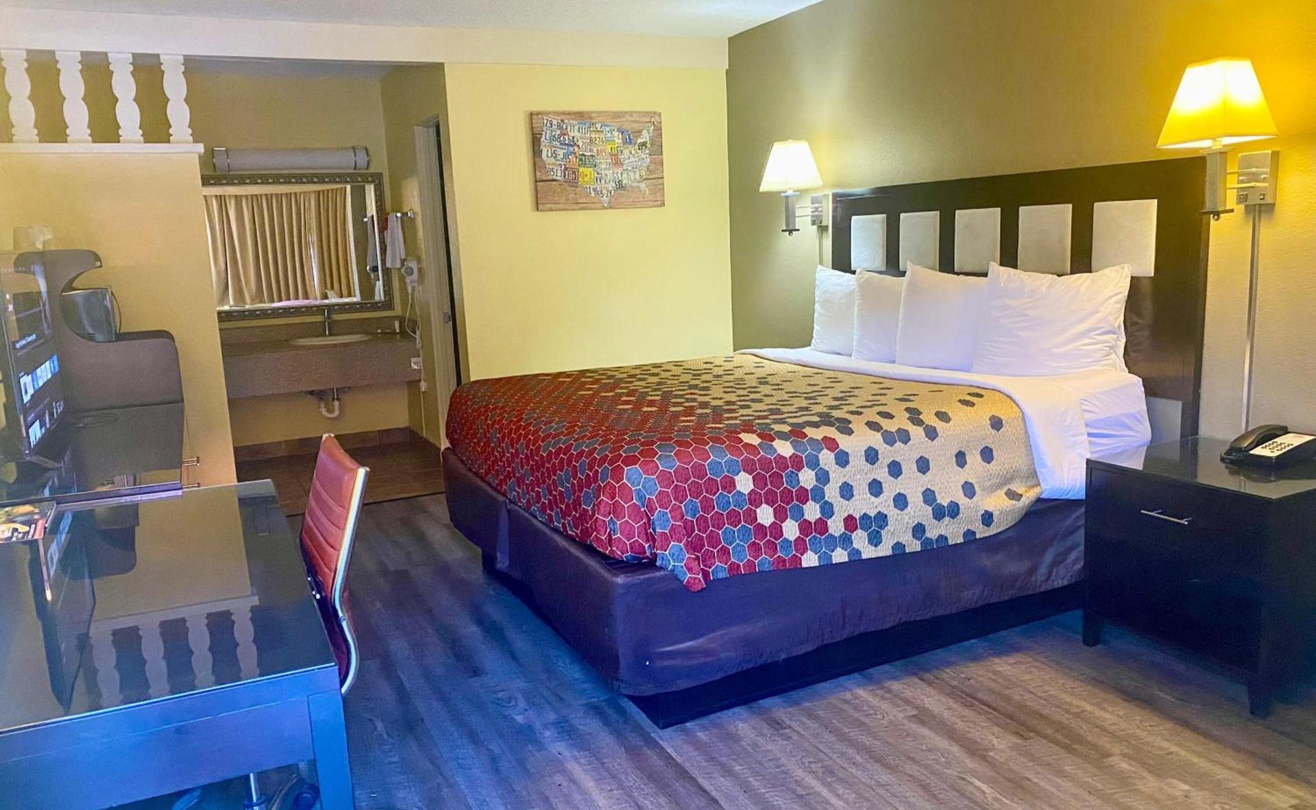 Super 8 by Wyndham Albuquerque Downtown photo 18