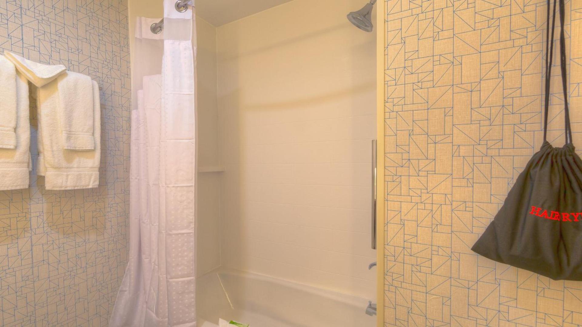 Holiday Inn Express & Suites Tulsa Midtown by IHG photo 51