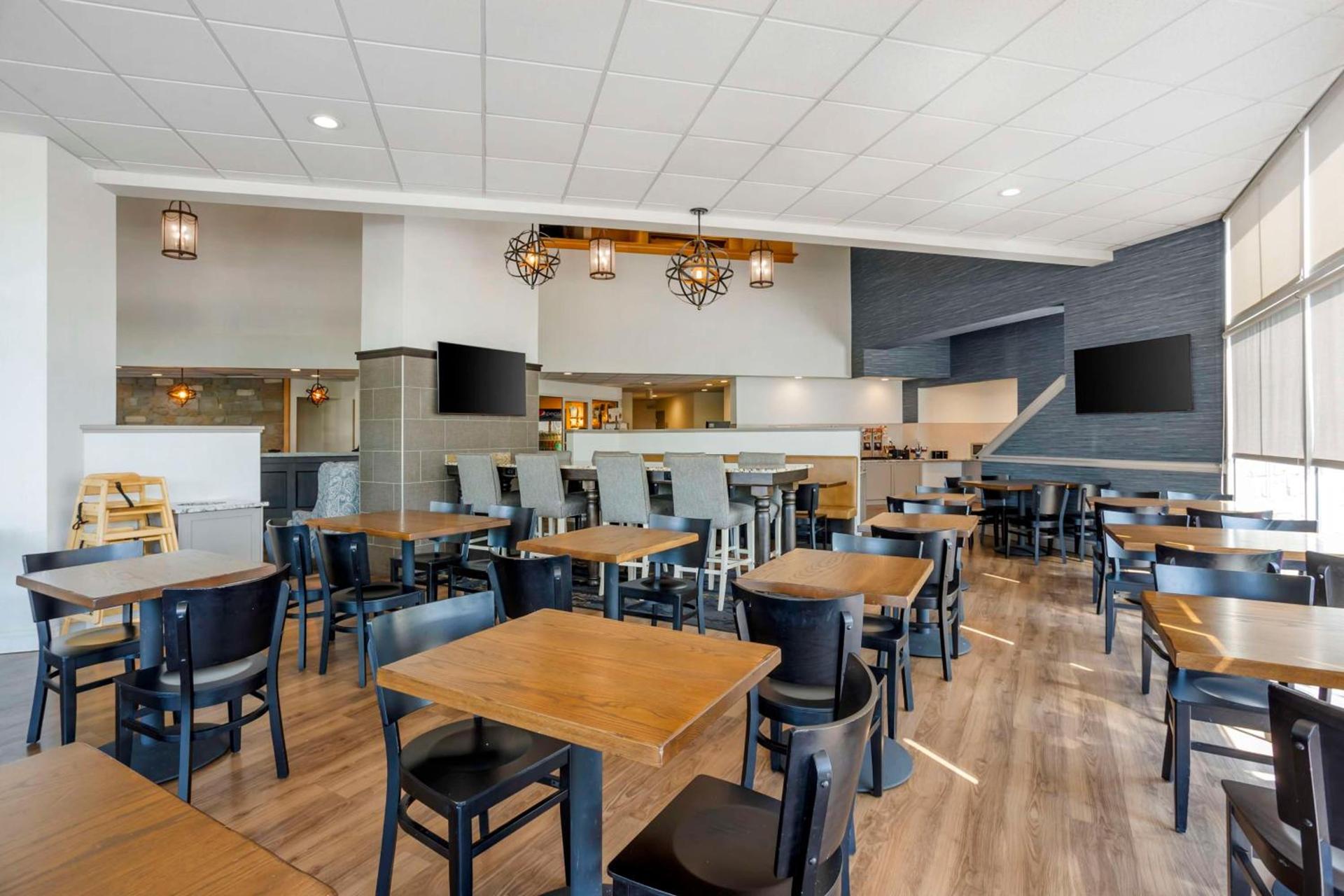 Best Western PLUS Revere Inn & Suites photo 2