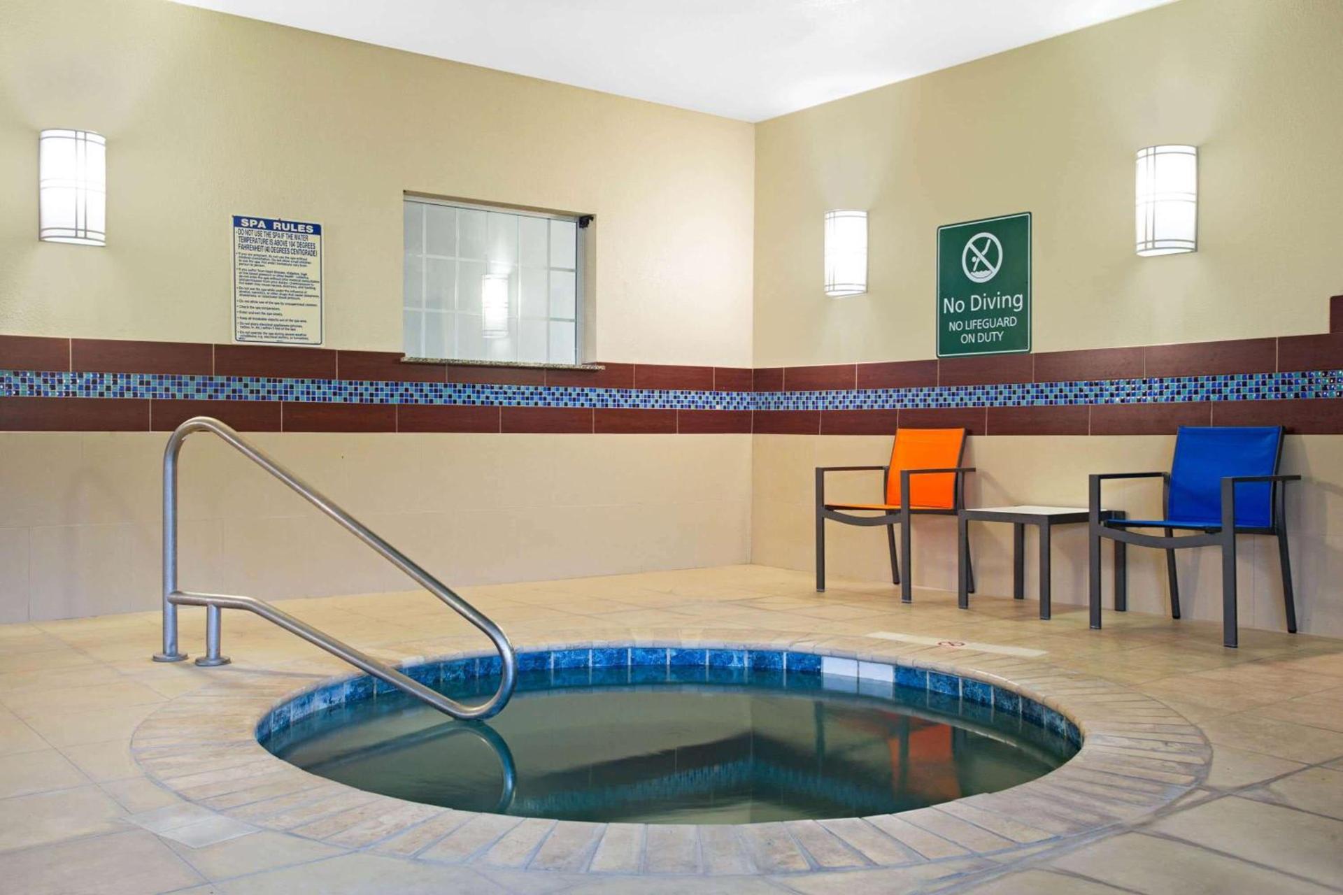 La Quinta by Wyndham Pearsall photo 5