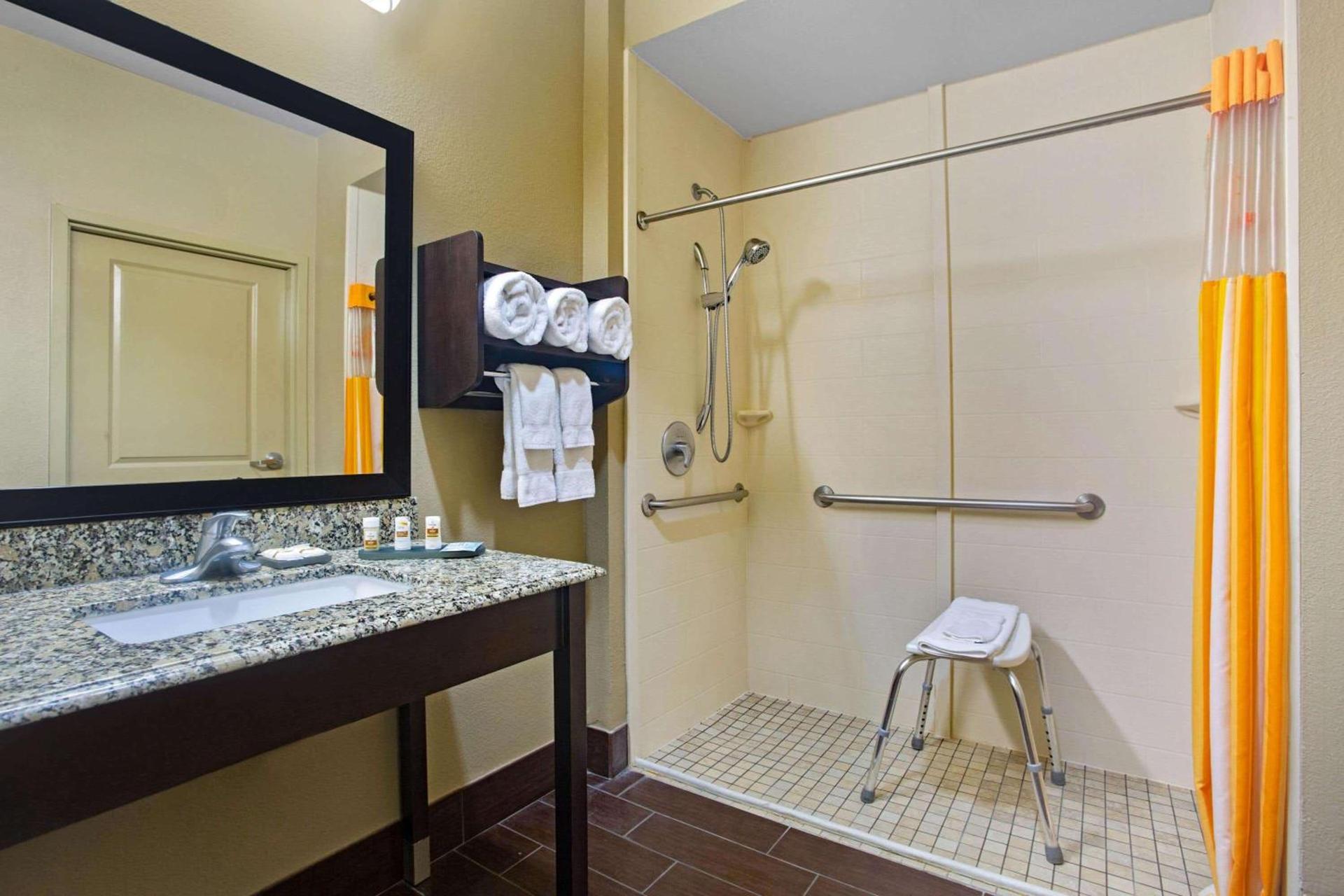 La Quinta by Wyndham Pearsall photo 11