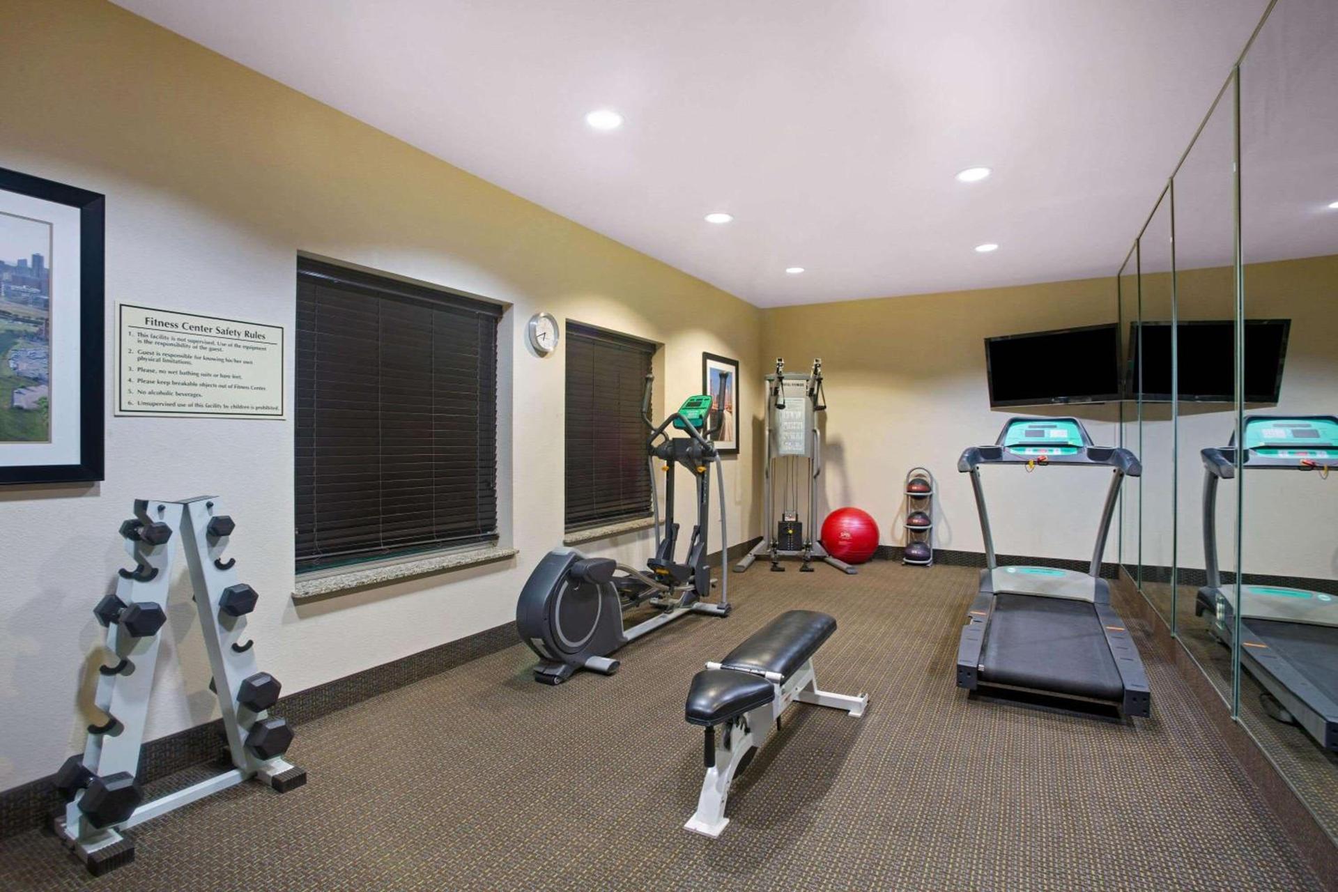 La Quinta by Wyndham Pearsall photo 7