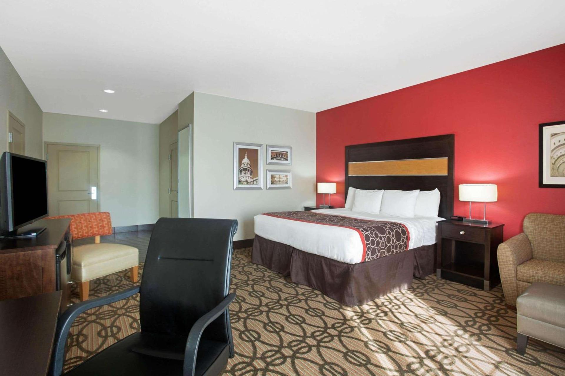 La Quinta by Wyndham Pearsall photo 19