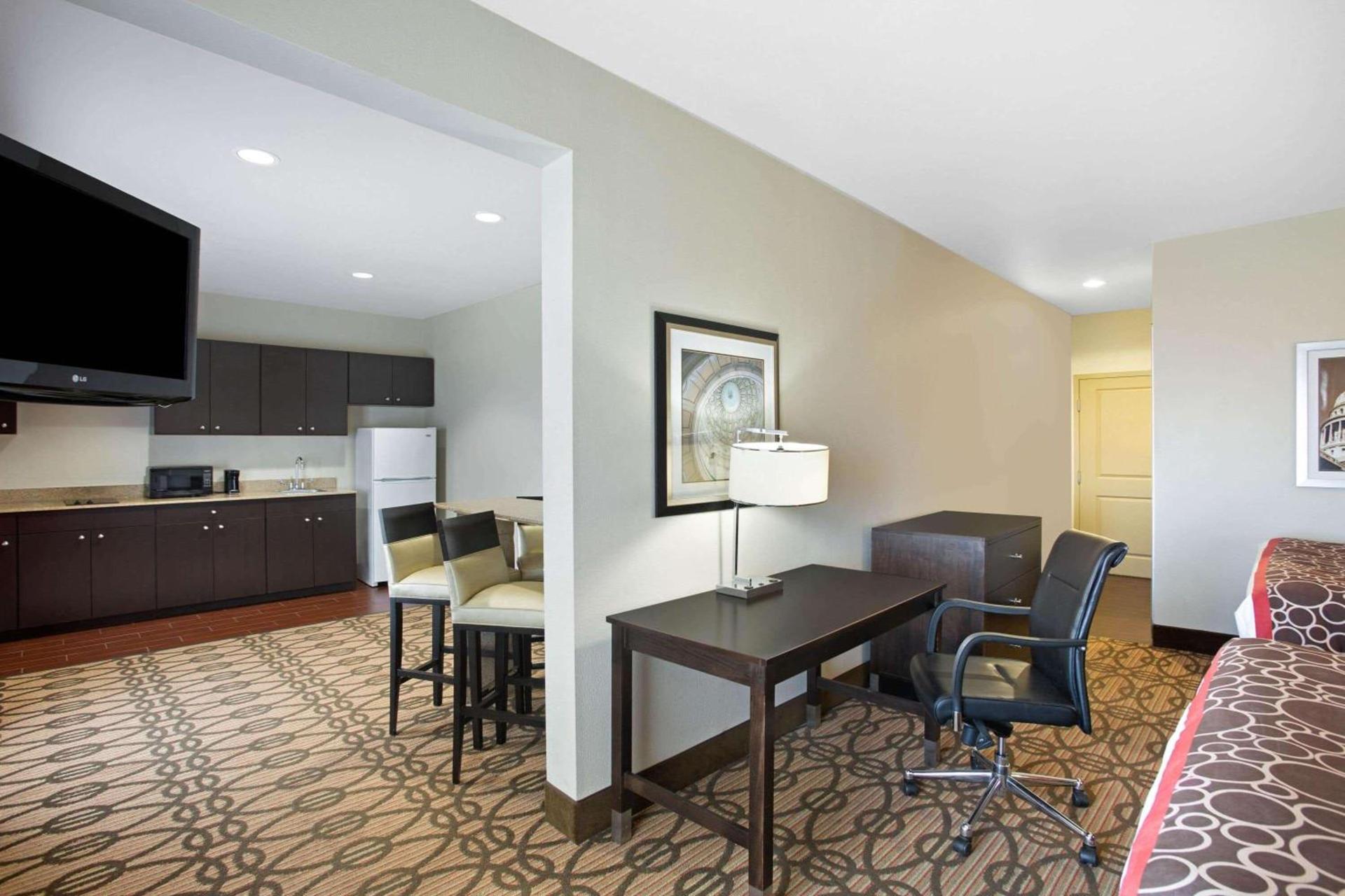 La Quinta by Wyndham Pearsall photo 22