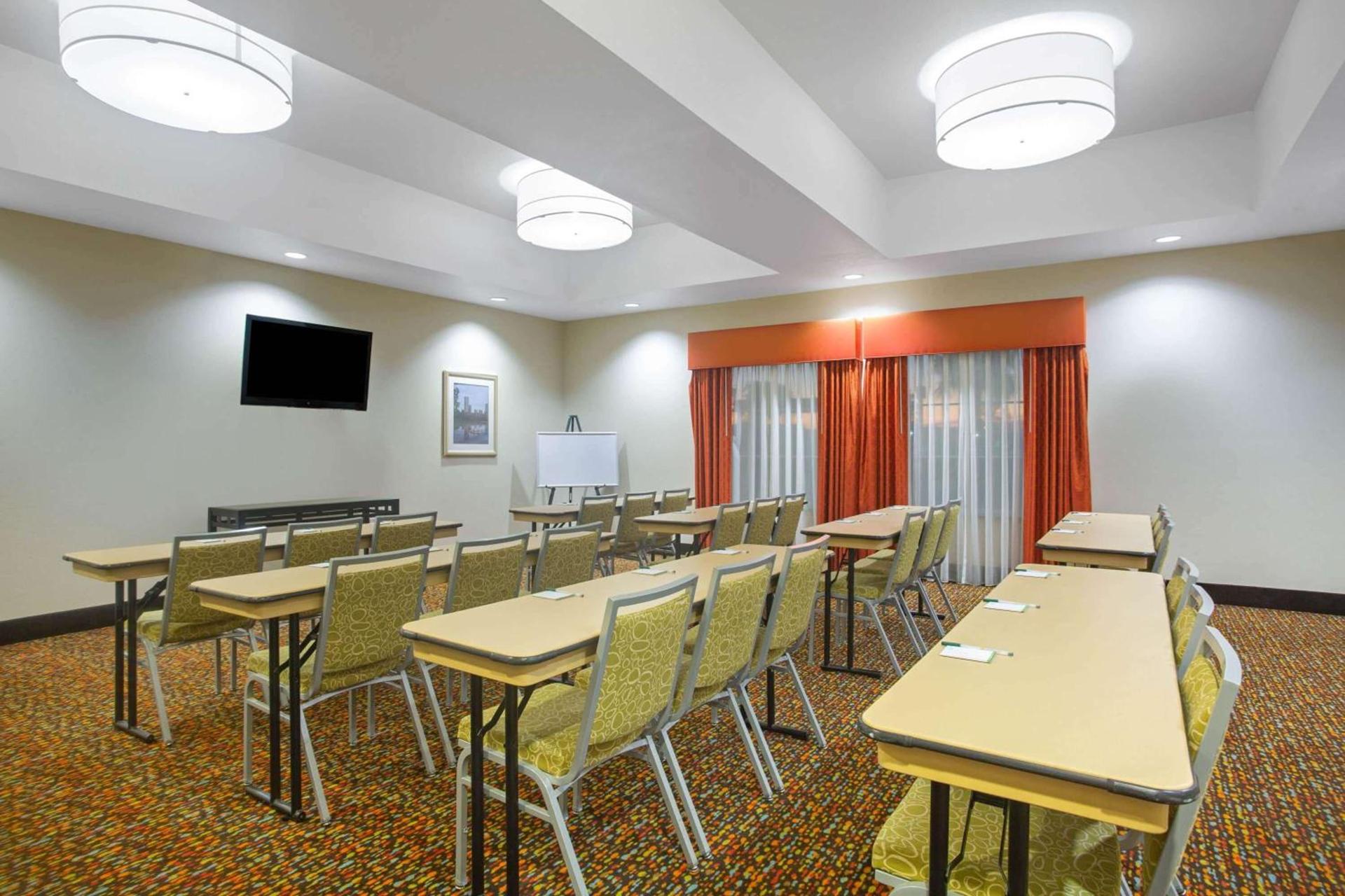 La Quinta by Wyndham Pearsall photo 25