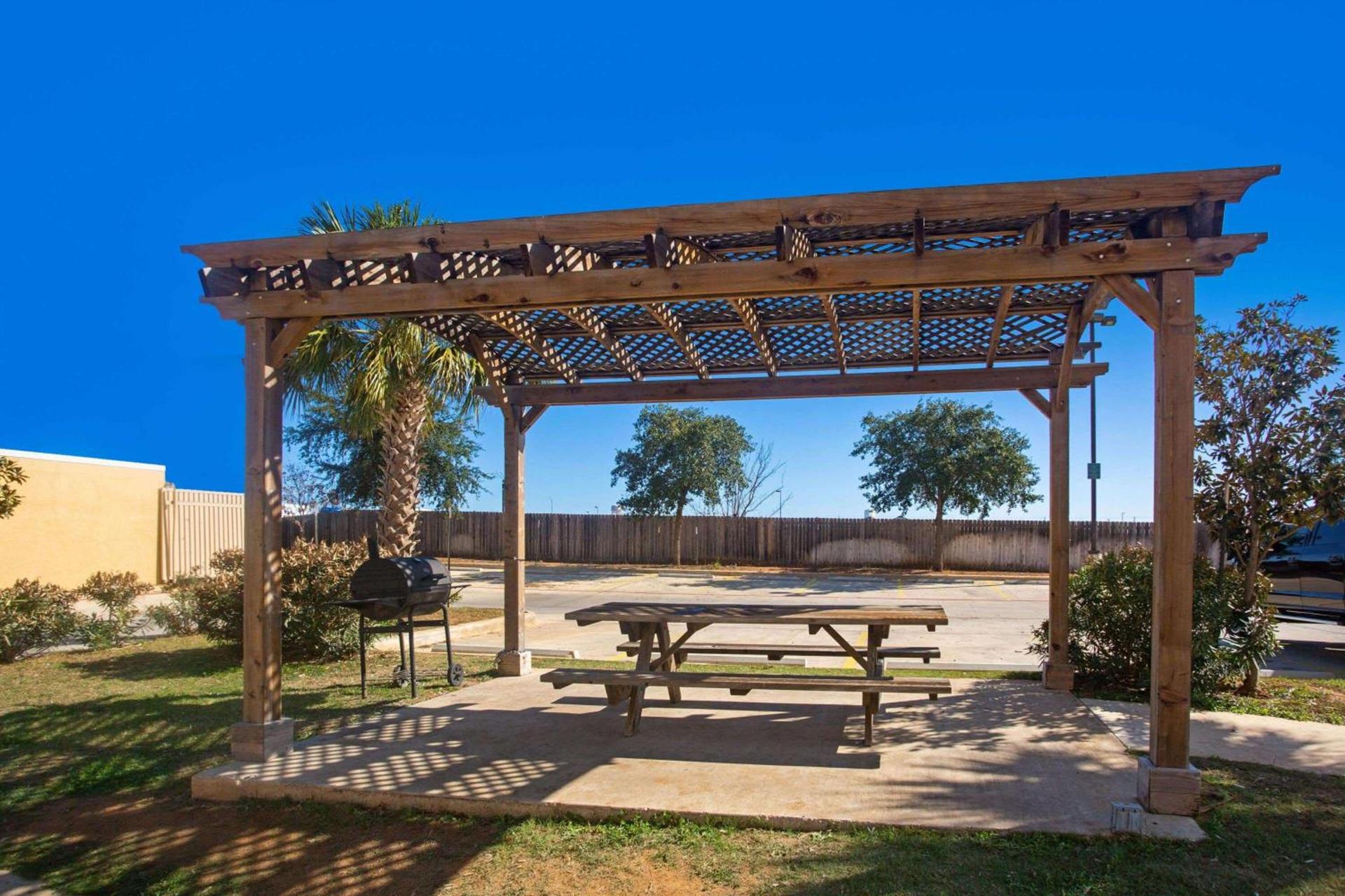 La Quinta by Wyndham Pearsall photo 31
