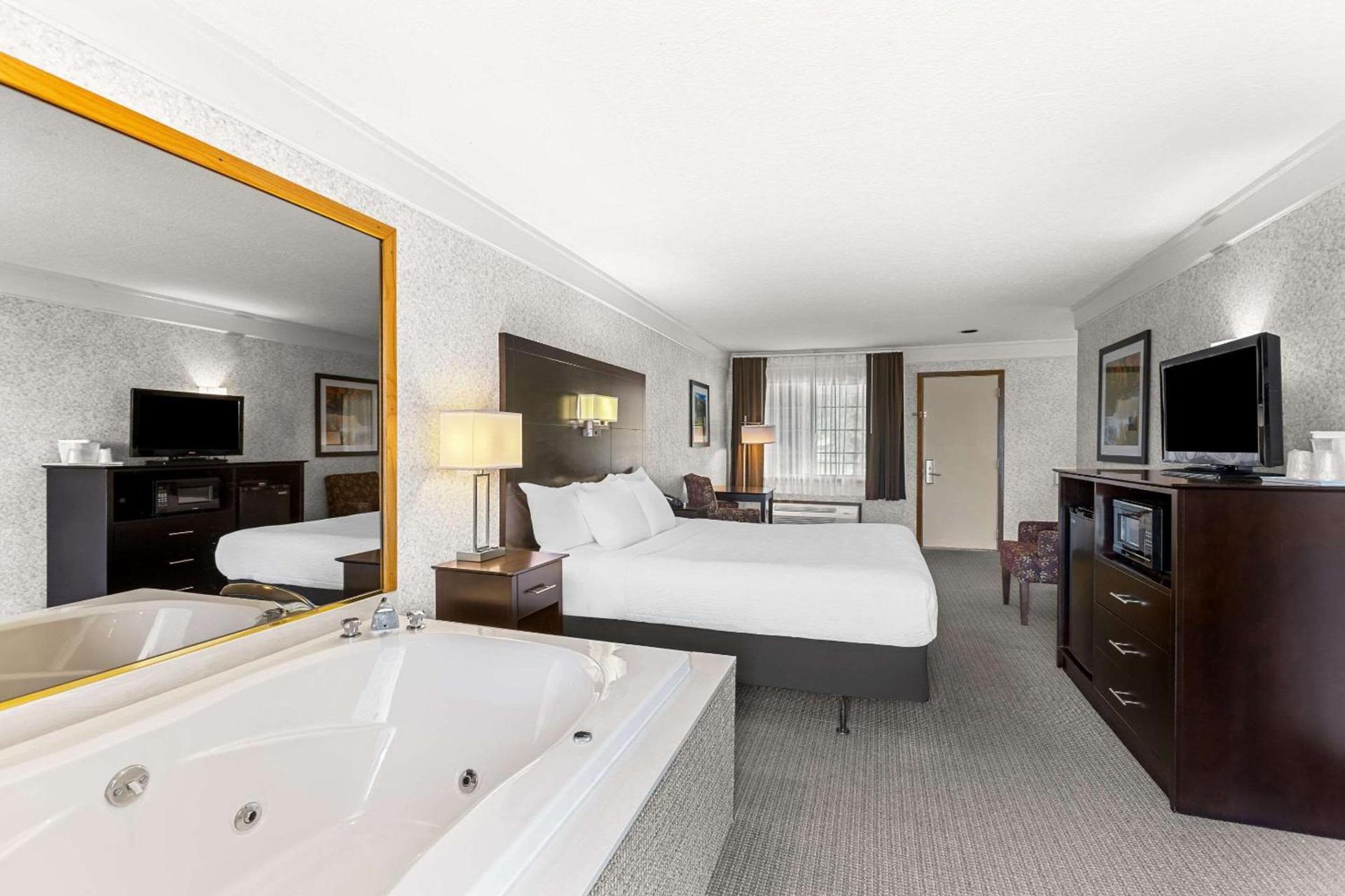 Quality Inn Lakefront photo 6