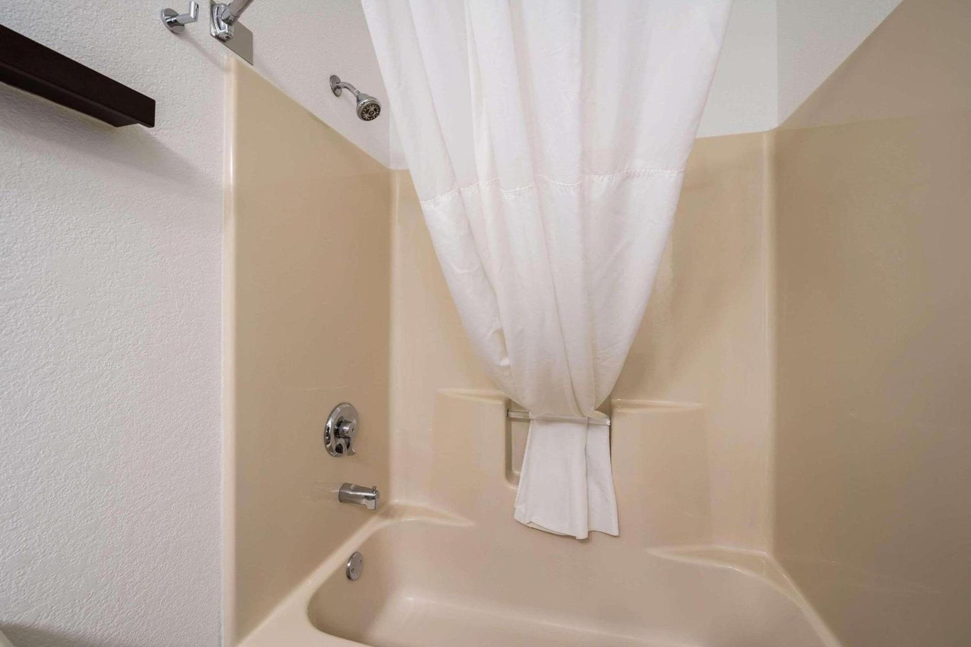 Country Inn & Suites by Radisson, Freeport, IL photo 9