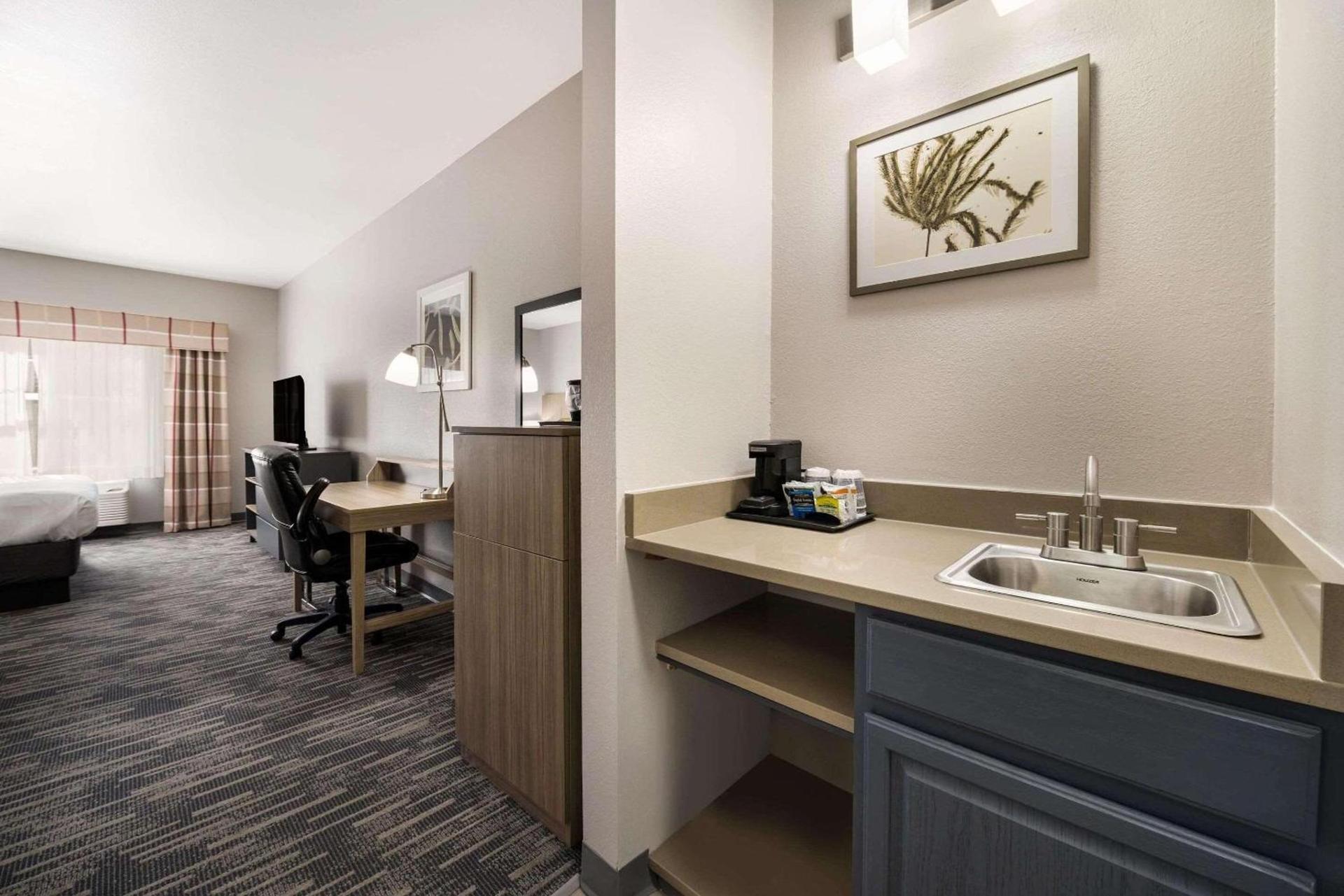 Country Inn & Suites by Radisson, Freeport, IL photo 11