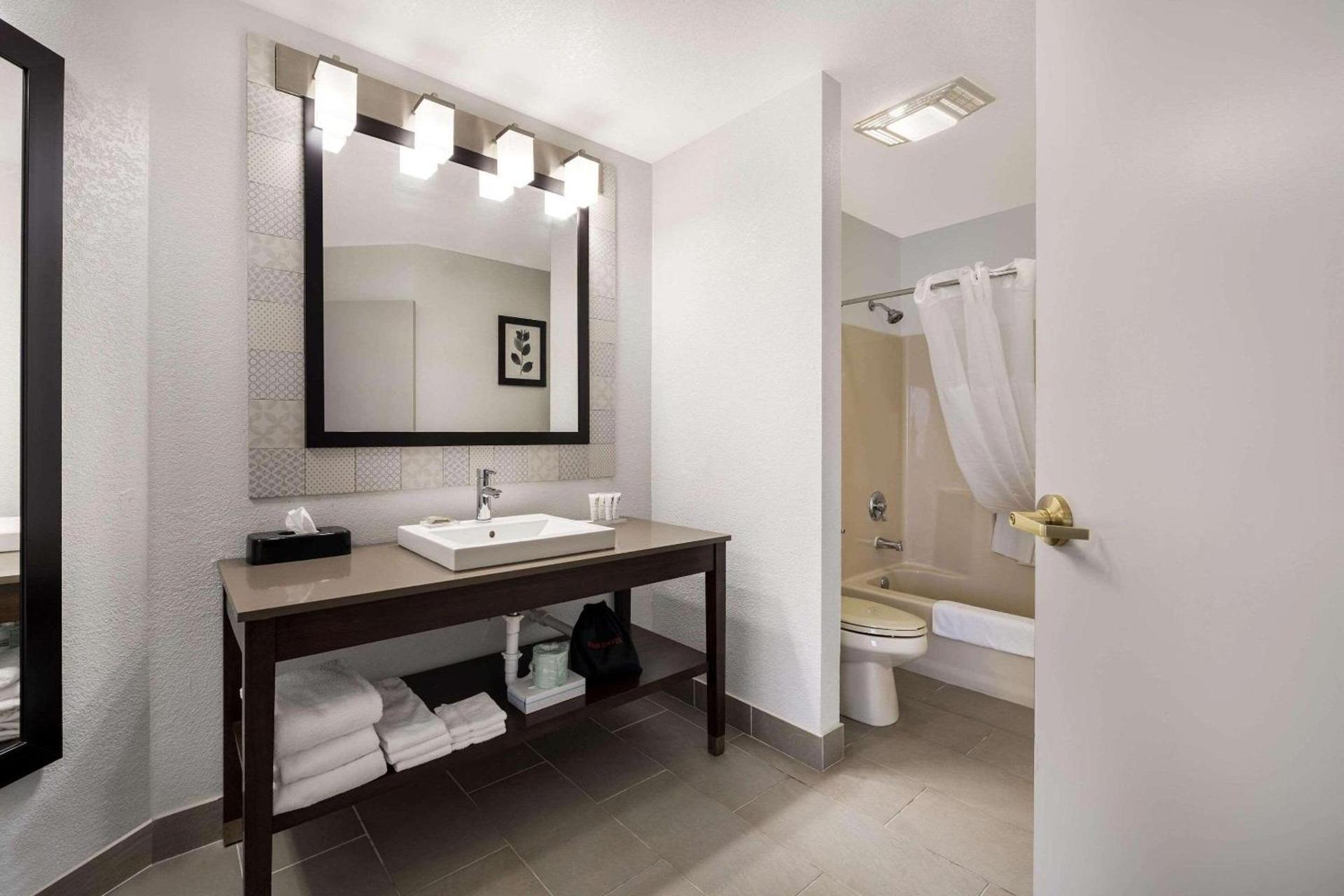 Country Inn & Suites by Radisson, Freeport, IL photo 13