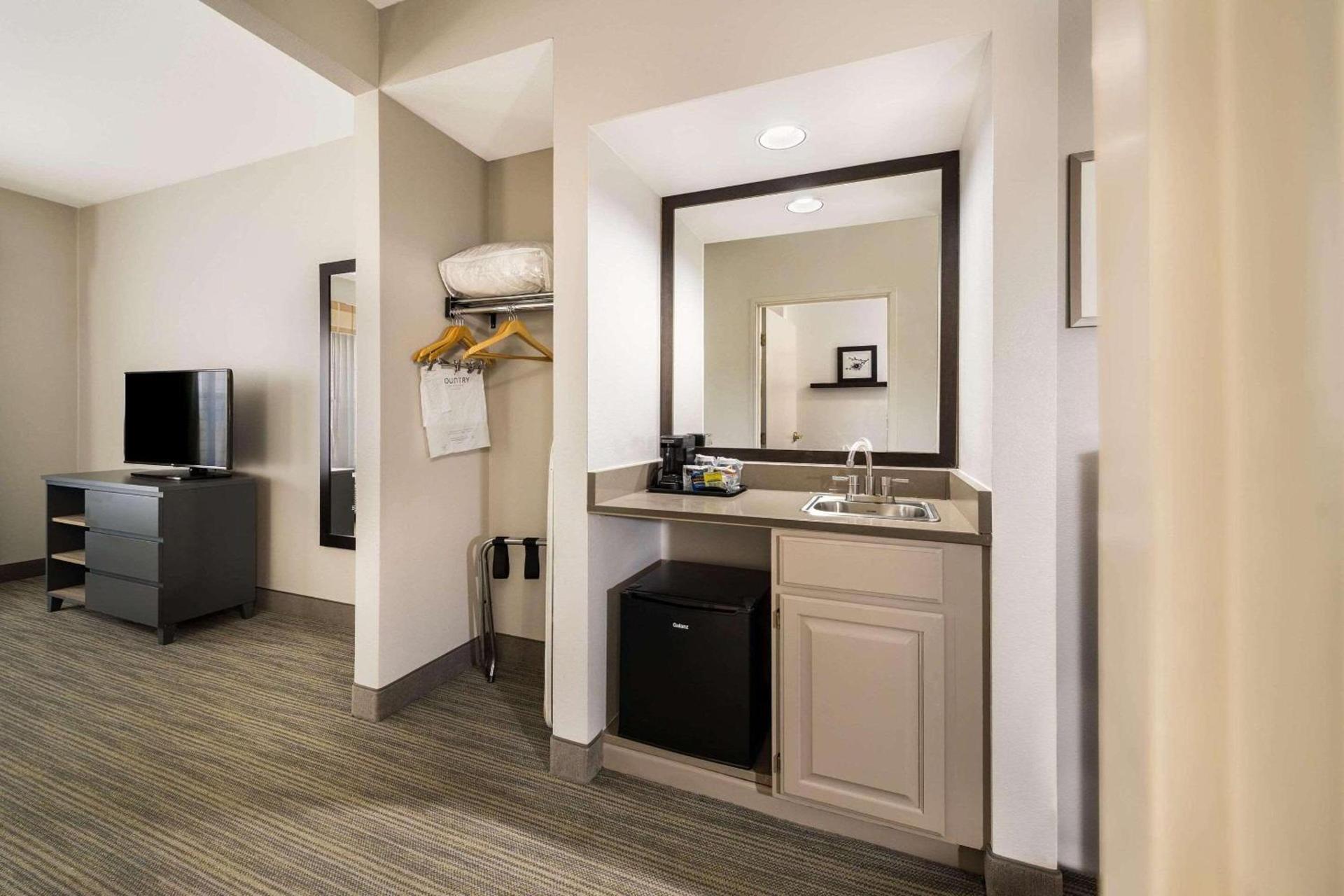 Country Inn & Suites by Radisson, Freeport, IL photo 19