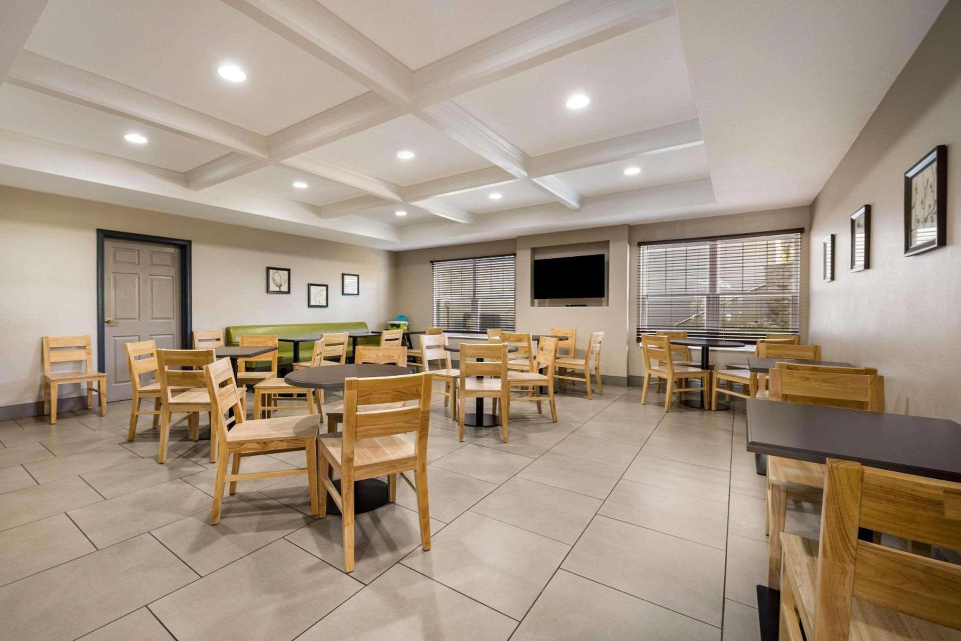 Country Inn & Suites by Radisson, Freeport, IL photo 29