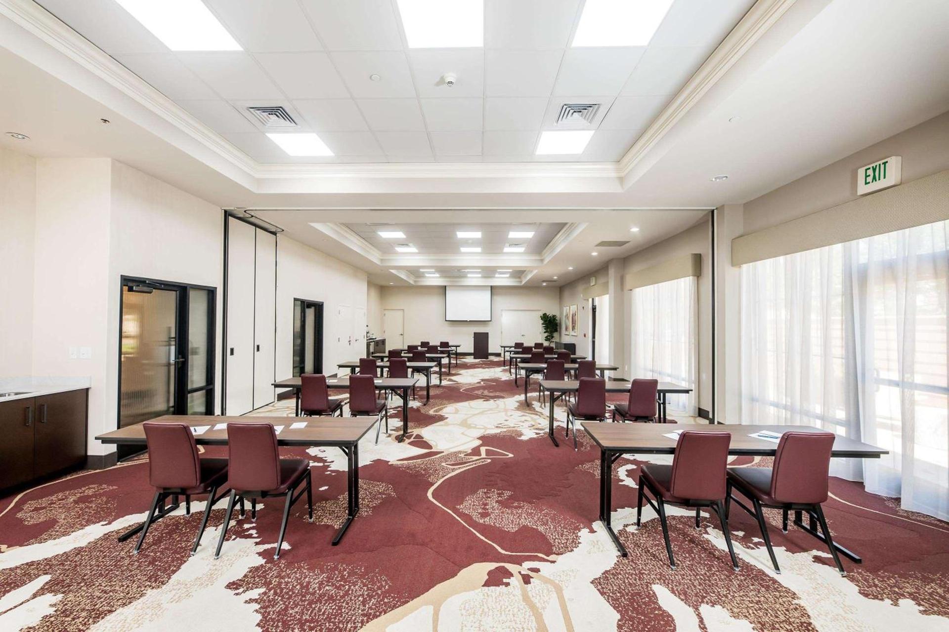 Hampton Inn & Suites Dobson photo 32