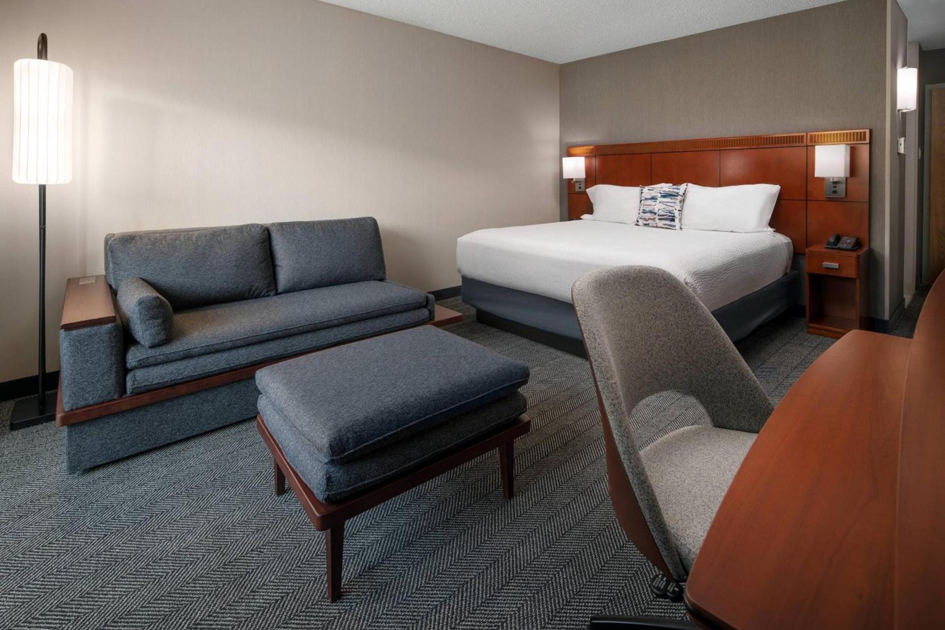 Courtyard by Marriott Bakersfield photo 8