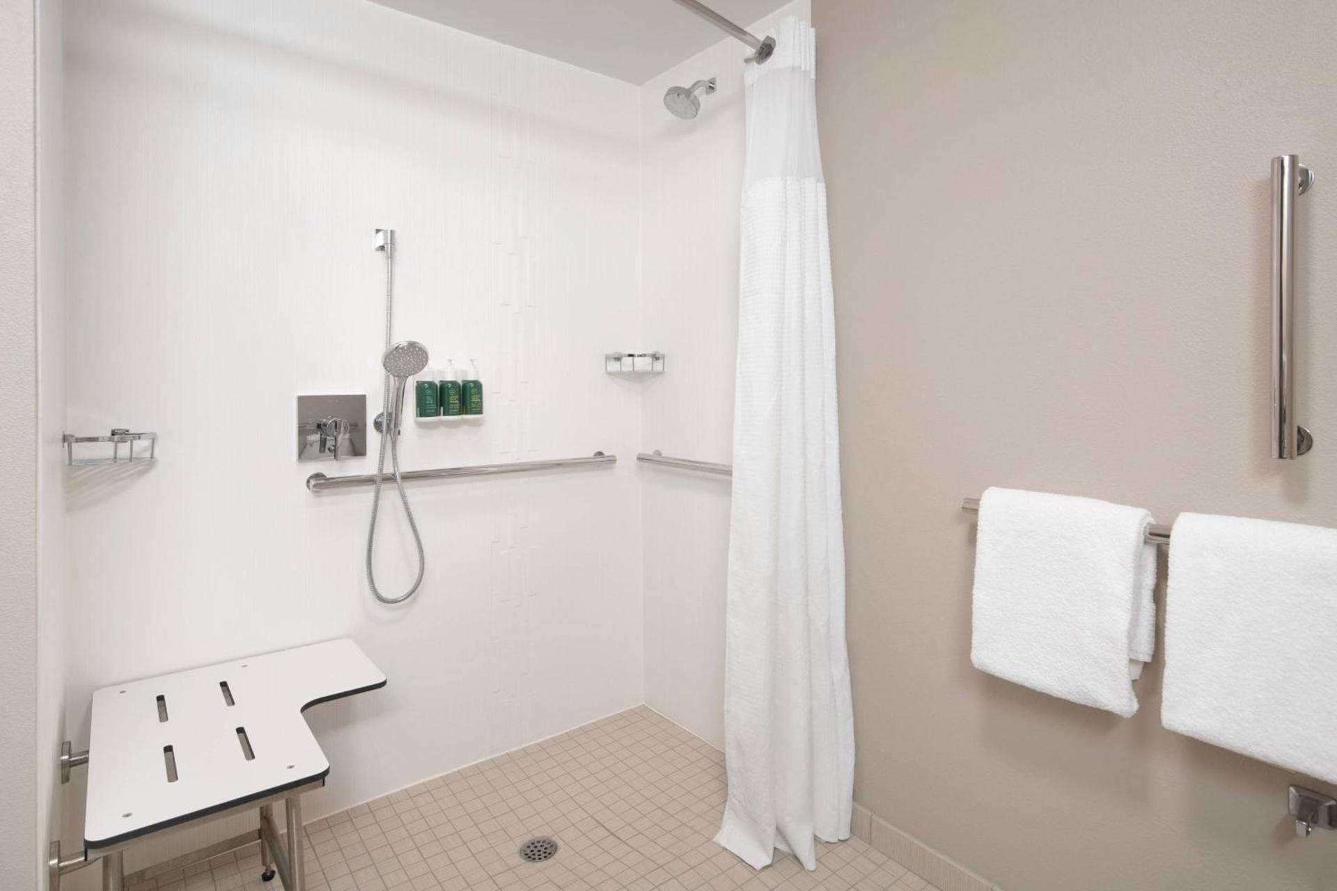 Courtyard by Marriott Bakersfield photo 15