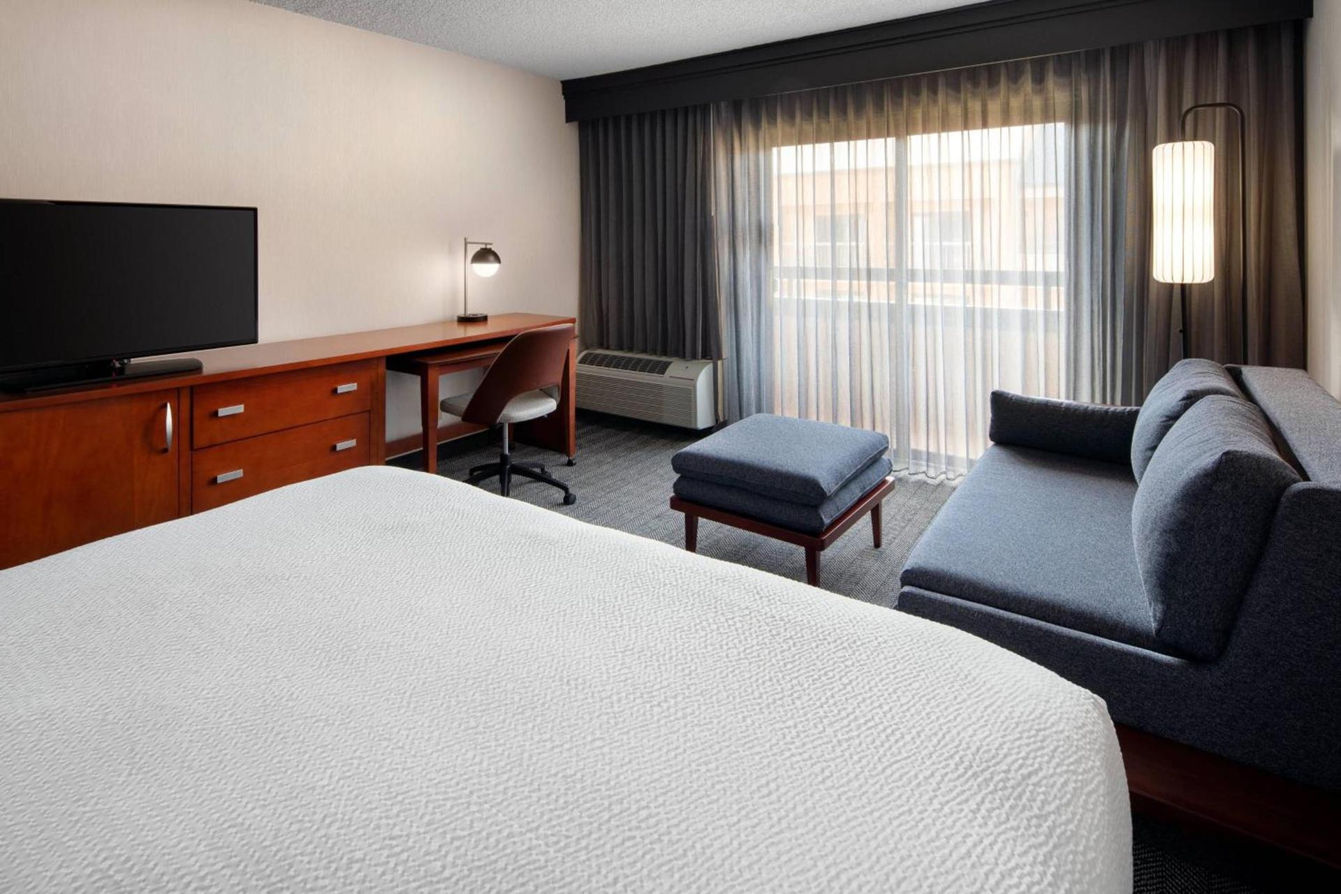 Courtyard by Marriott Bakersfield photo 9