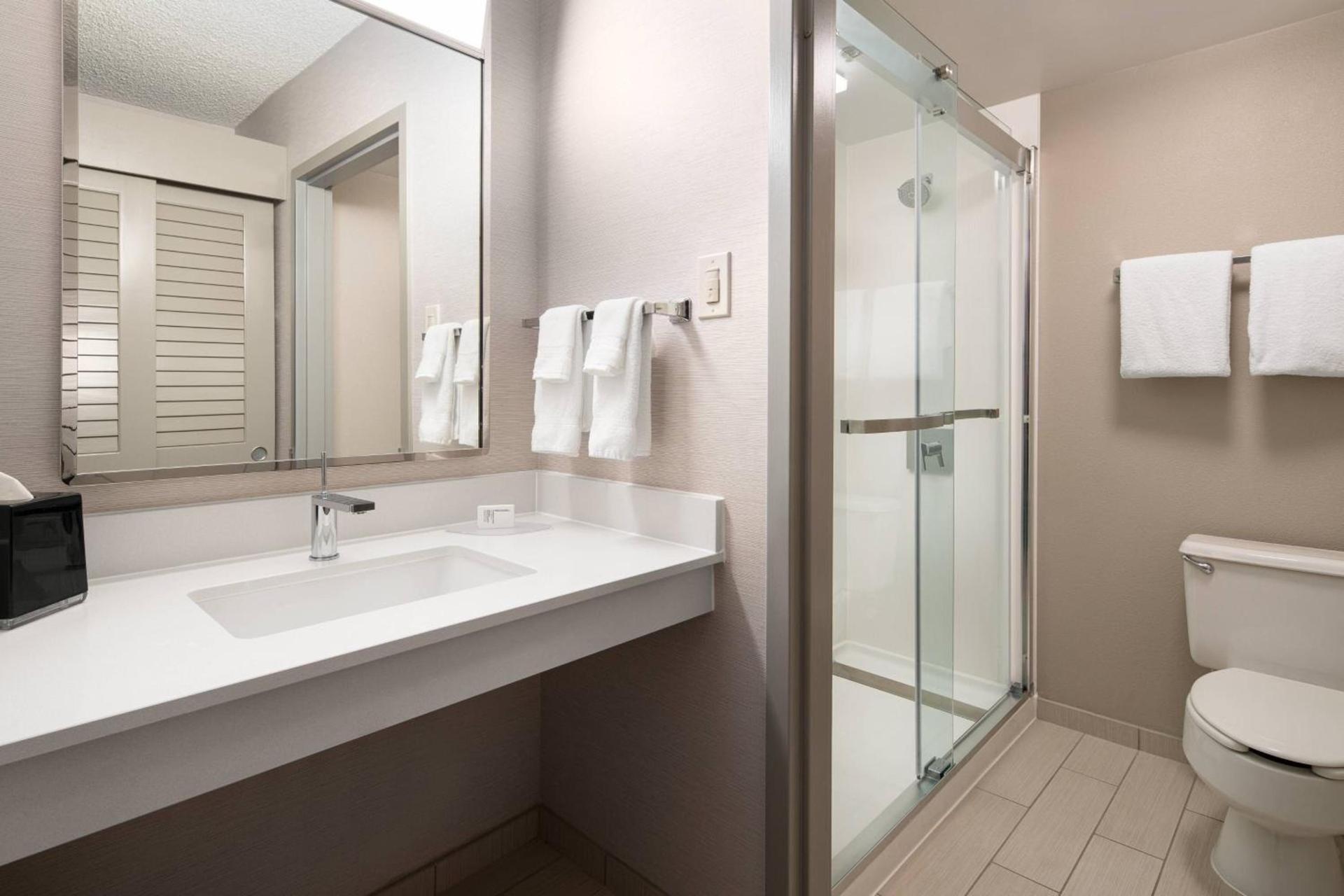 Courtyard by Marriott Bakersfield photo 12