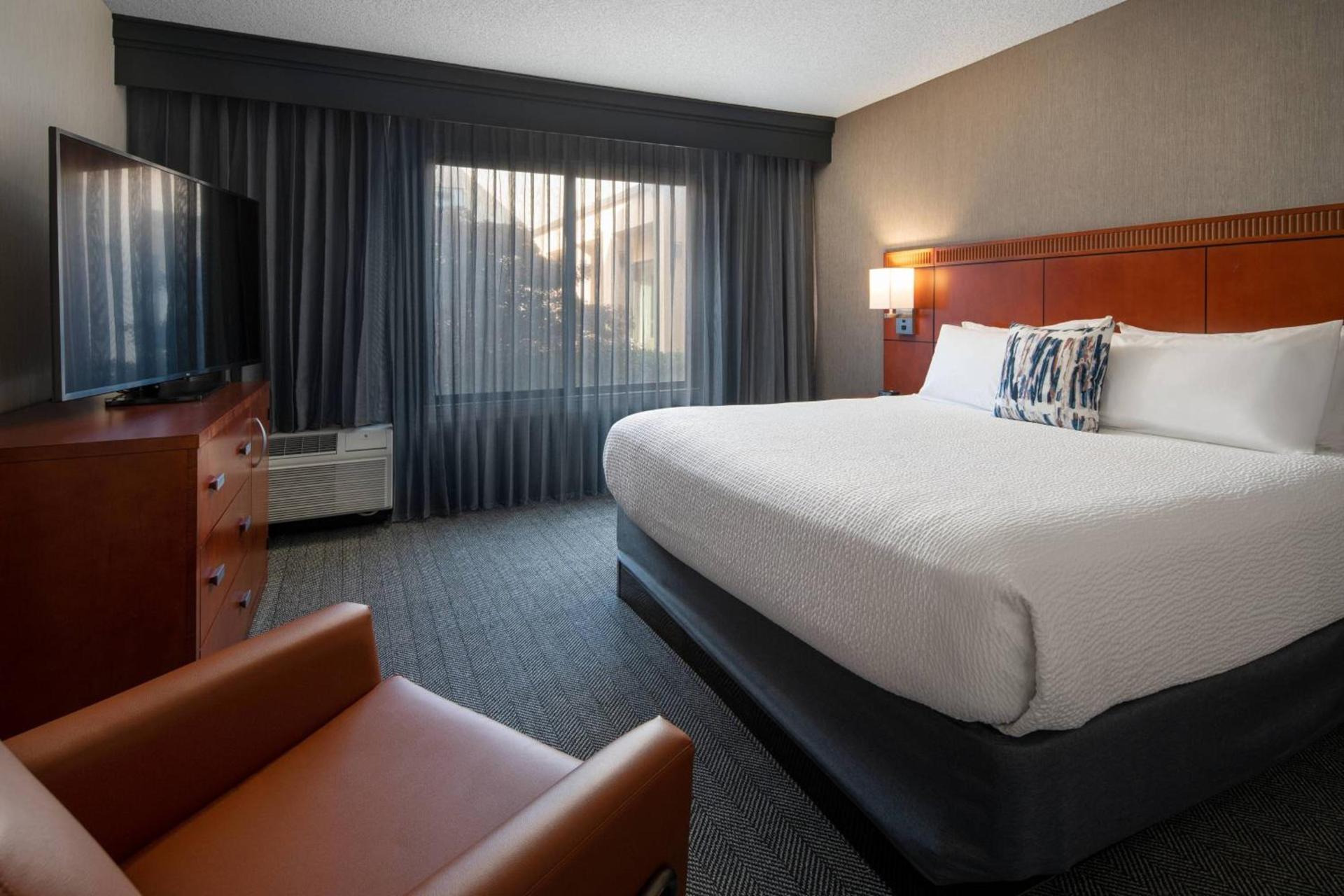 Courtyard by Marriott Bakersfield photo 18