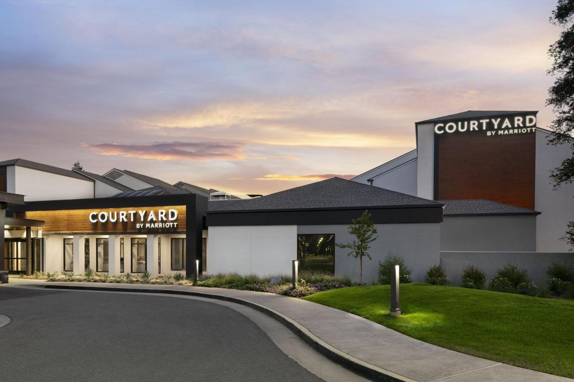 Courtyard by Marriott Bakersfield photo 2