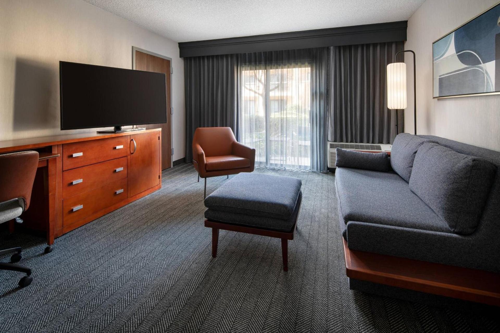 Courtyard by Marriott Bakersfield photo 17