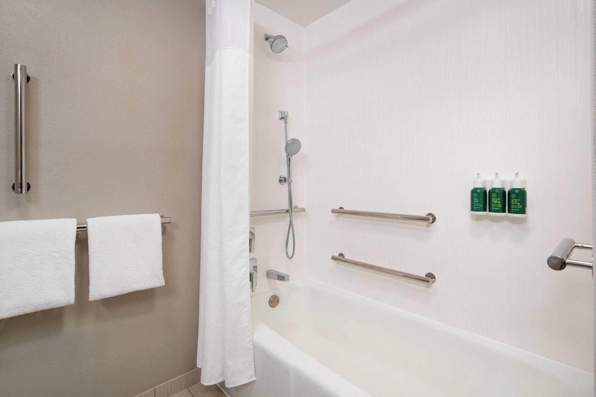 Courtyard by Marriott Bakersfield photo 14