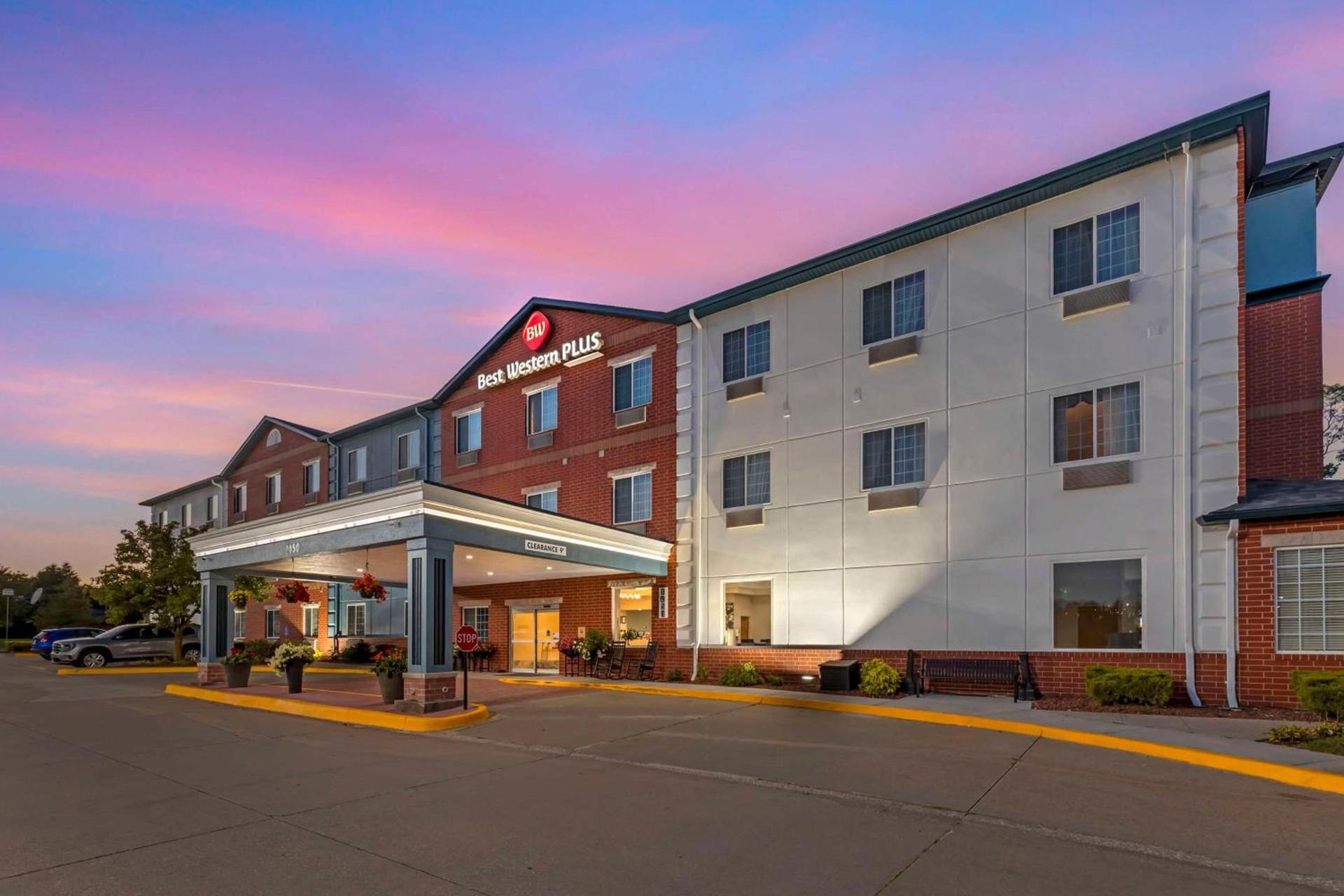 Best Western Plus Des Moines West Inn & Suites — hotel in Clive