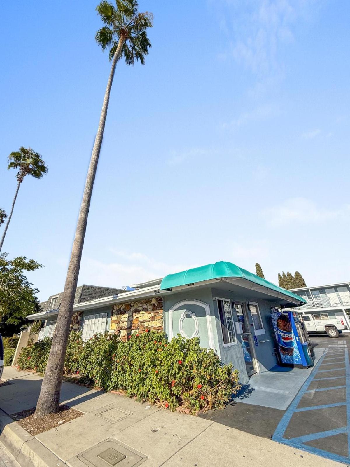 Super 7 Motel - Anaheim Packing District & Disneyland photo 1