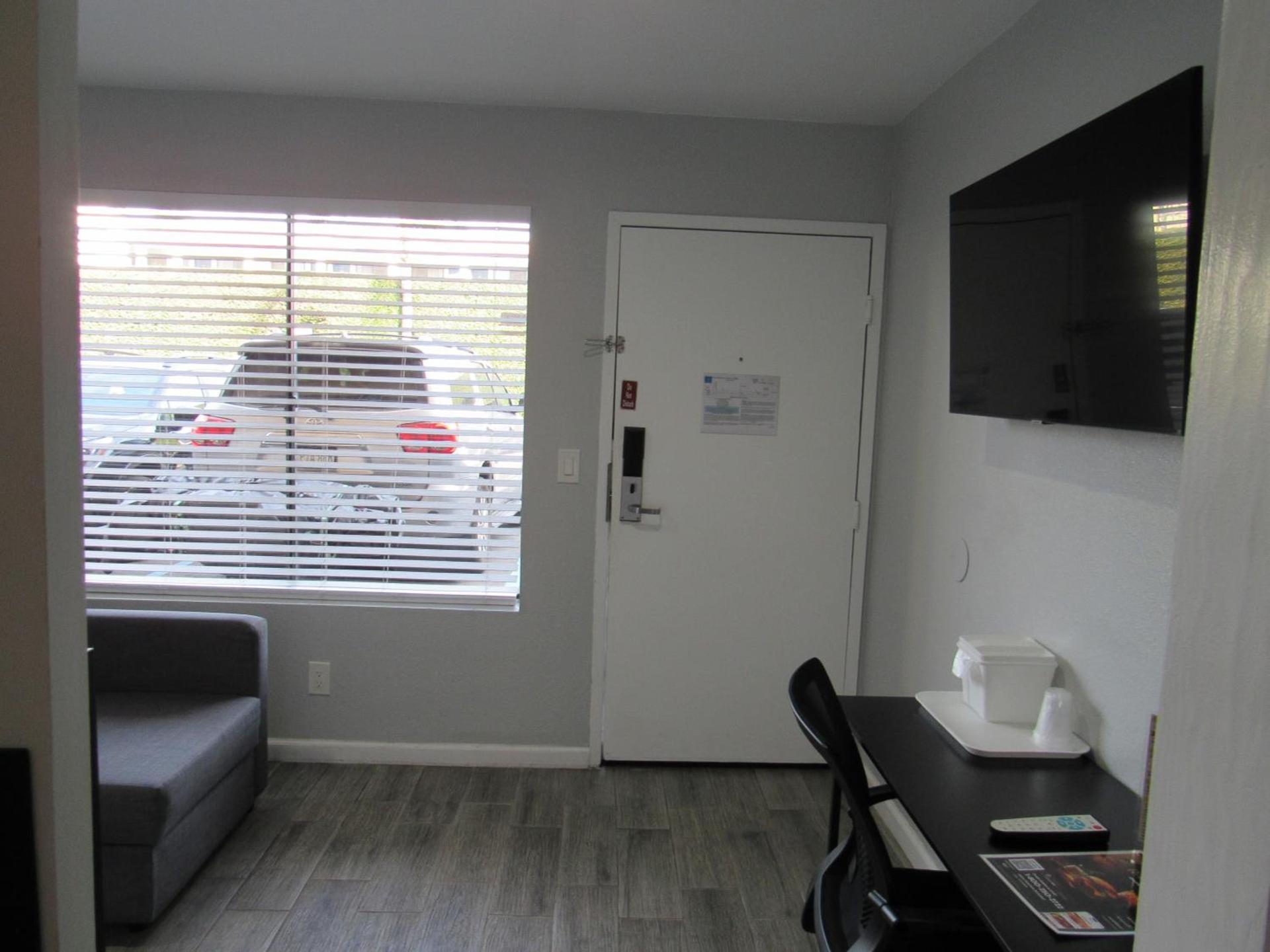 Capri Suites Anaheim photo 35