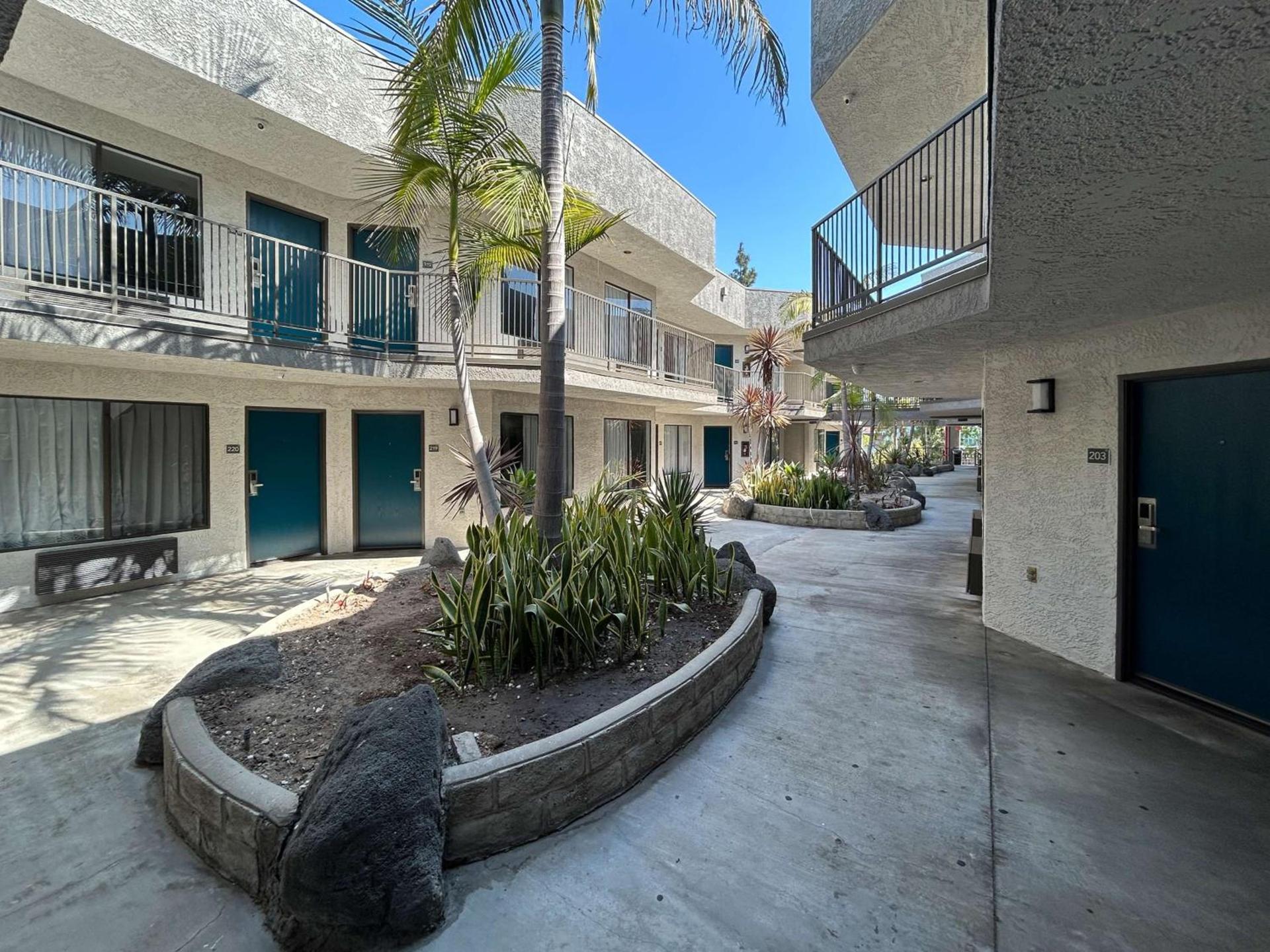 Studio 6 Suites Gardena, CA photo 2