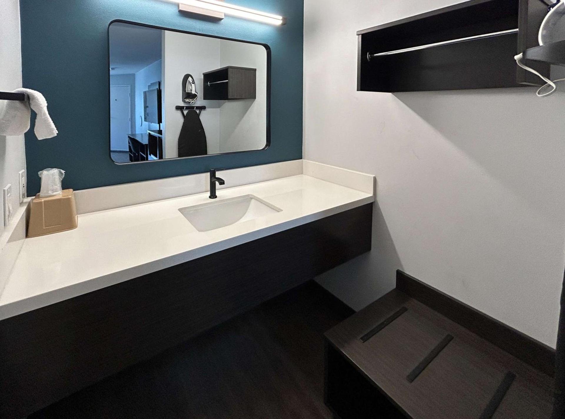 Studio 6 Suites Gardena, CA photo 10