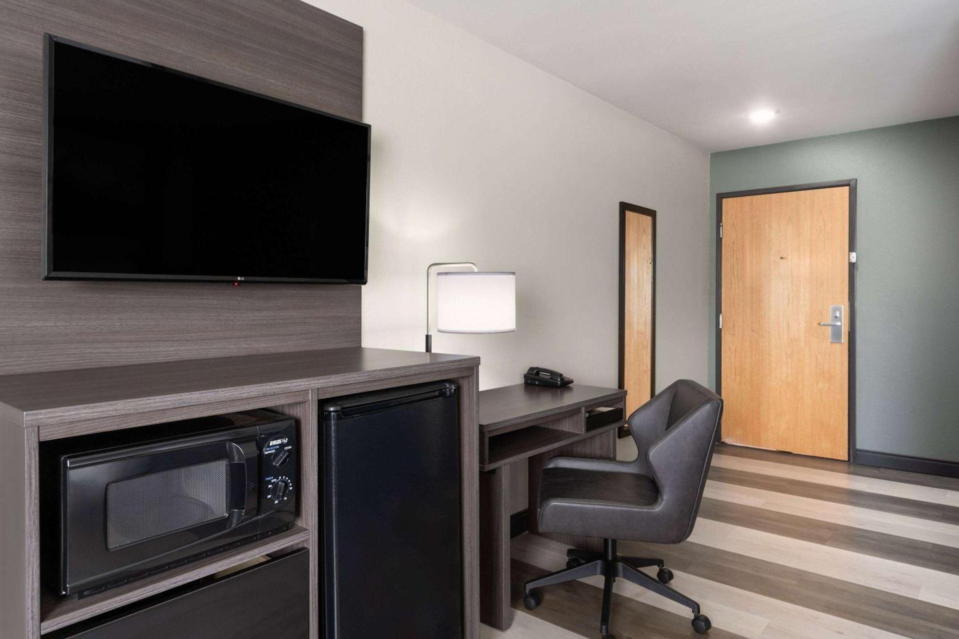 Super 8 by Wyndham Big Timber photo 12