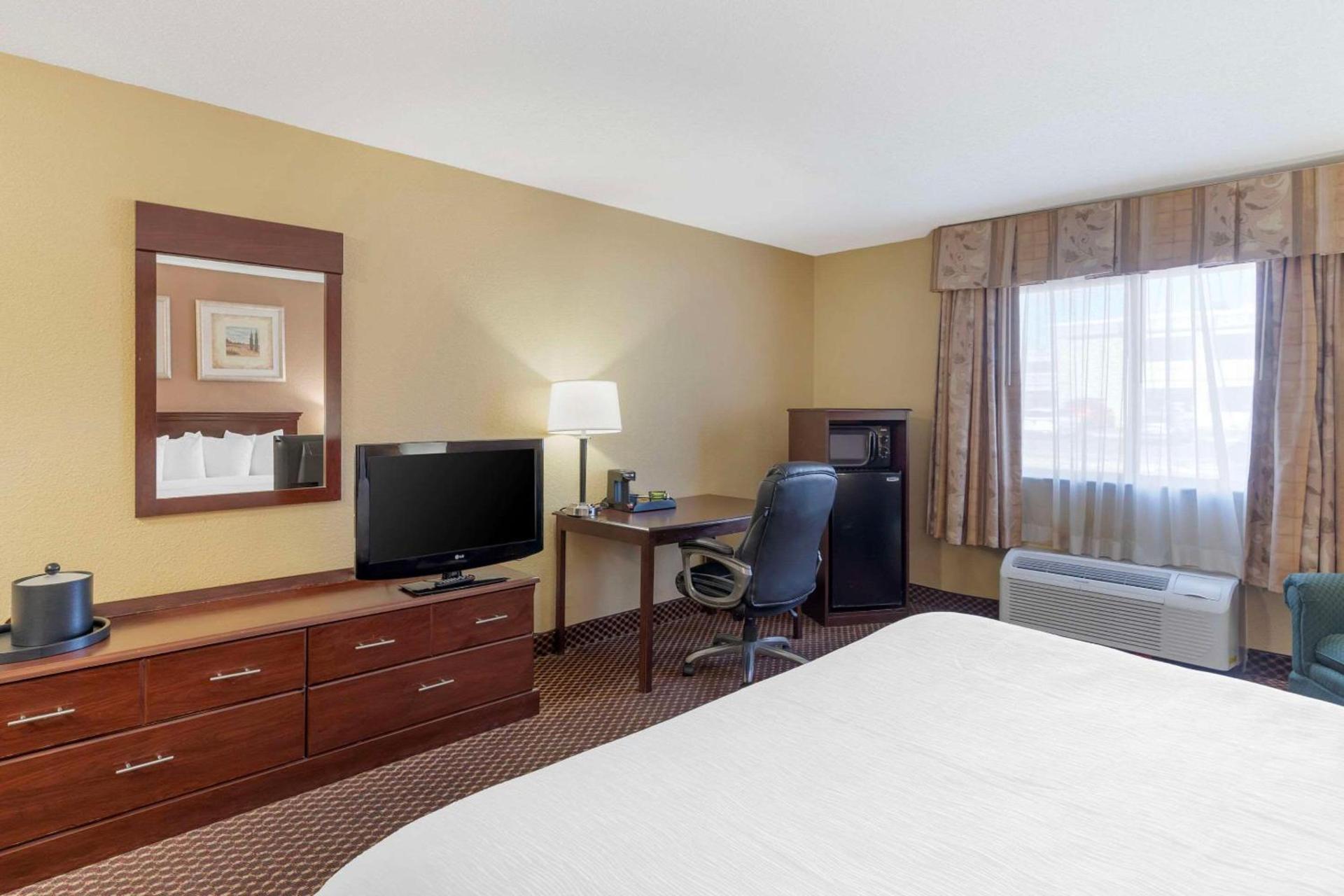 Quality Inn & Suites Bloomington University Area photo 25