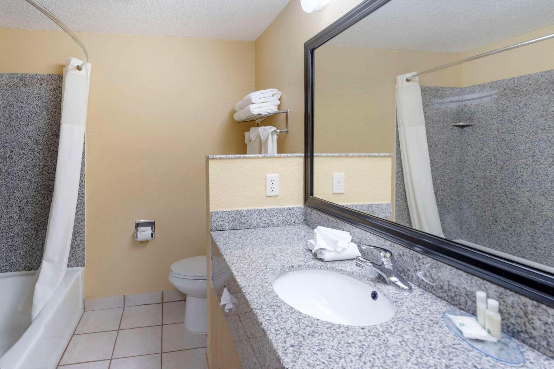 Quality Inn & Suites Bloomington University Area photo 17