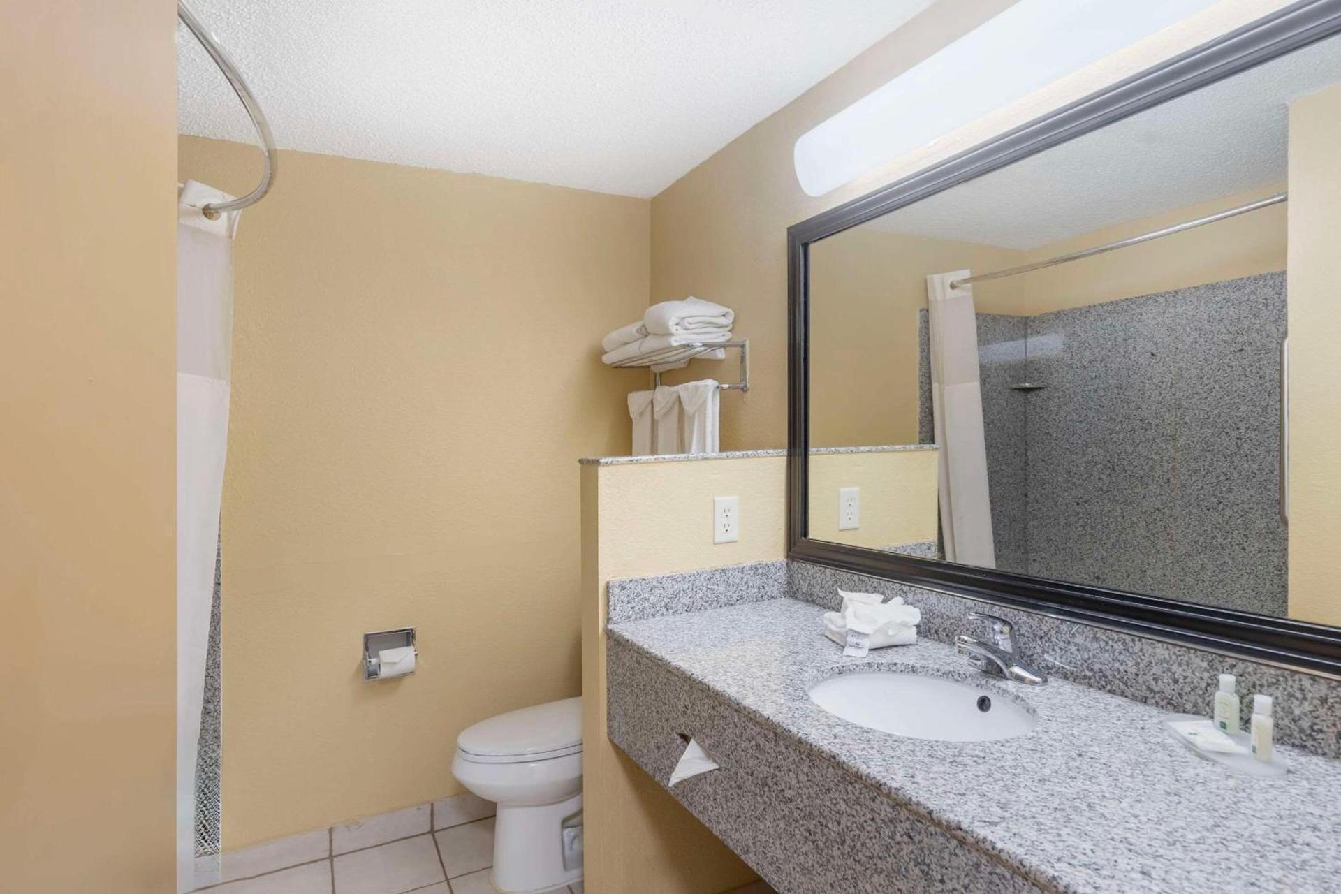 Quality Inn & Suites Bloomington University Area photo 11