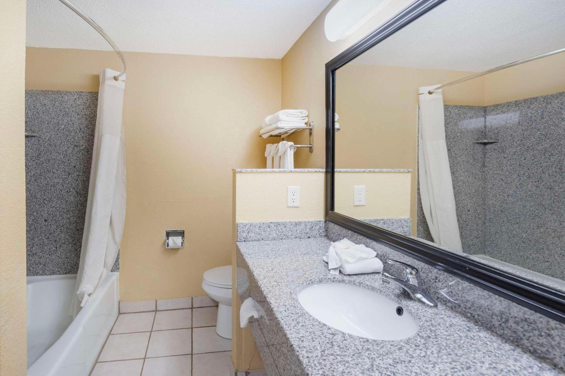 Quality Inn & Suites Bloomington University Area photo 3