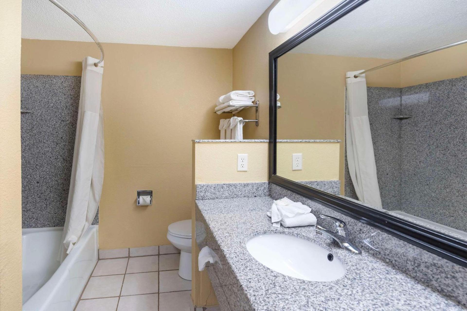 Quality Inn & Suites Bloomington University Area photo 10