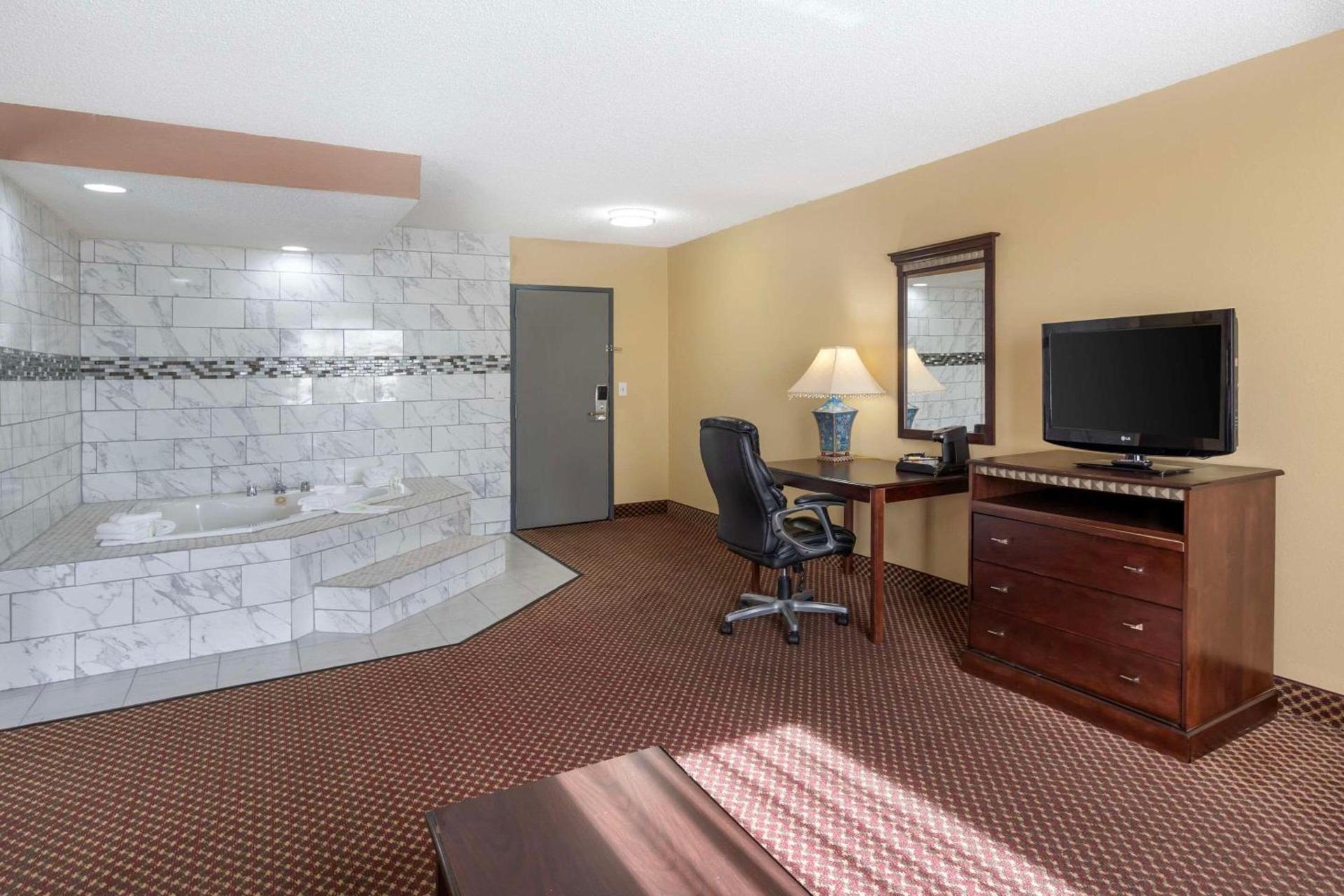Quality Inn & Suites Bloomington University Area photo 7