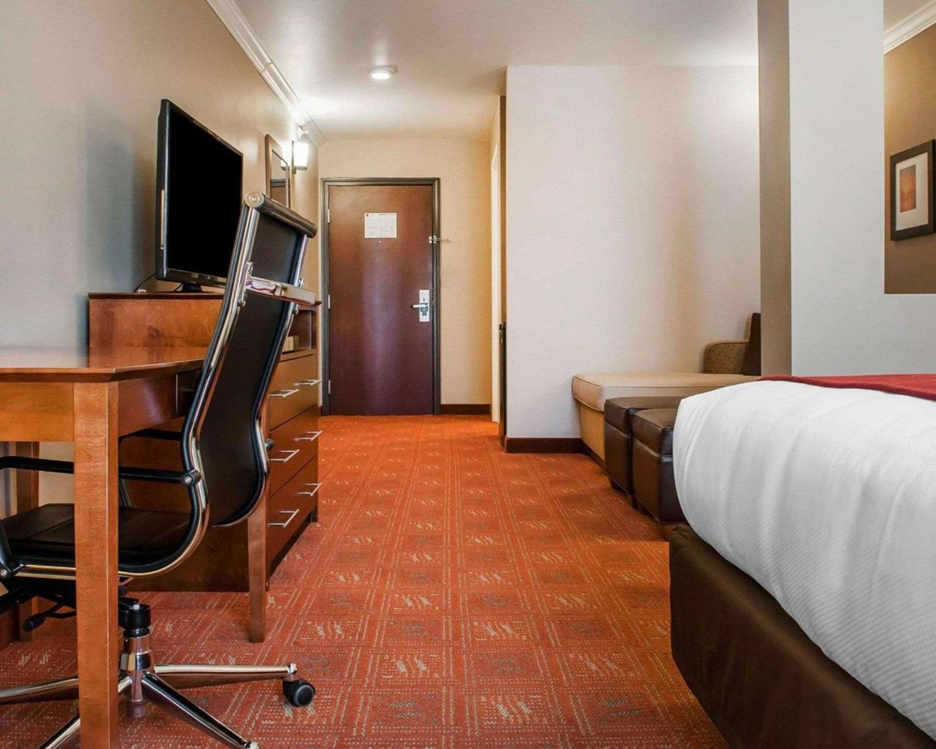 Comfort Suites Farmington photo 10