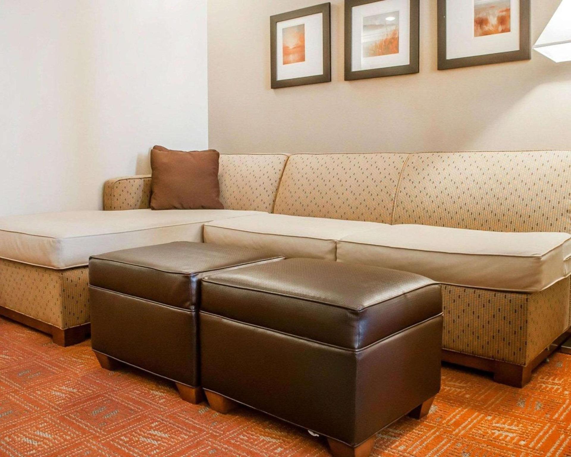 Comfort Suites Farmington photo 12