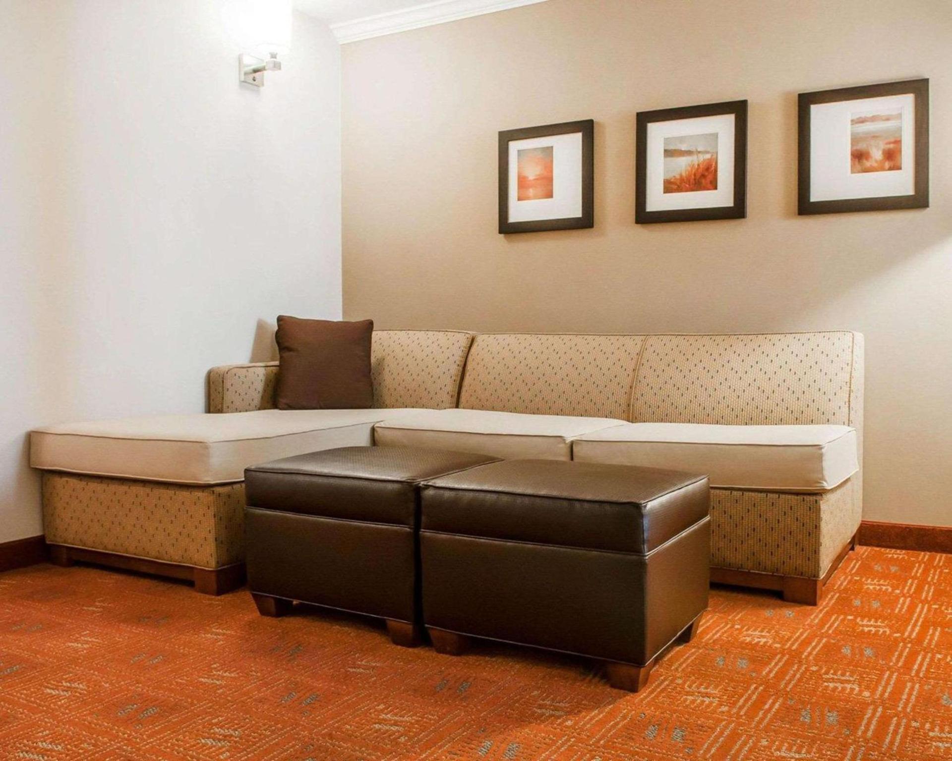 Comfort Suites Farmington photo 13