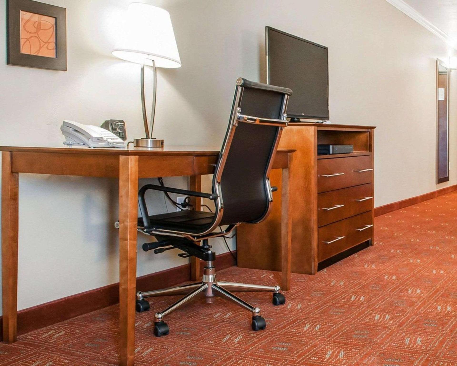 Comfort Suites Farmington photo 11