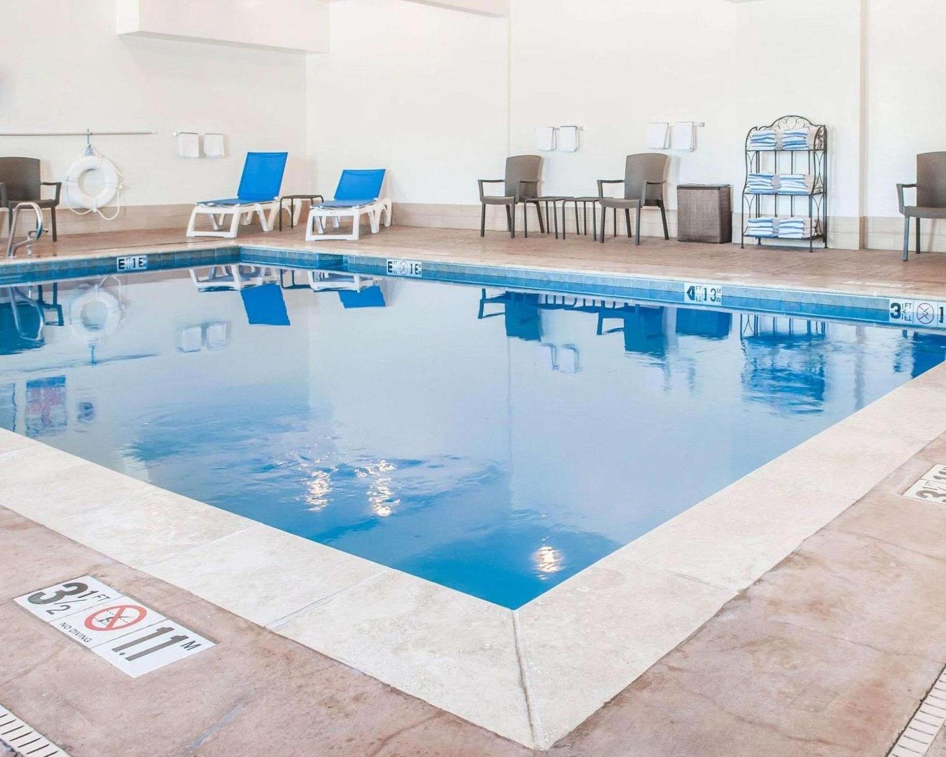 Comfort Suites Farmington photo 15