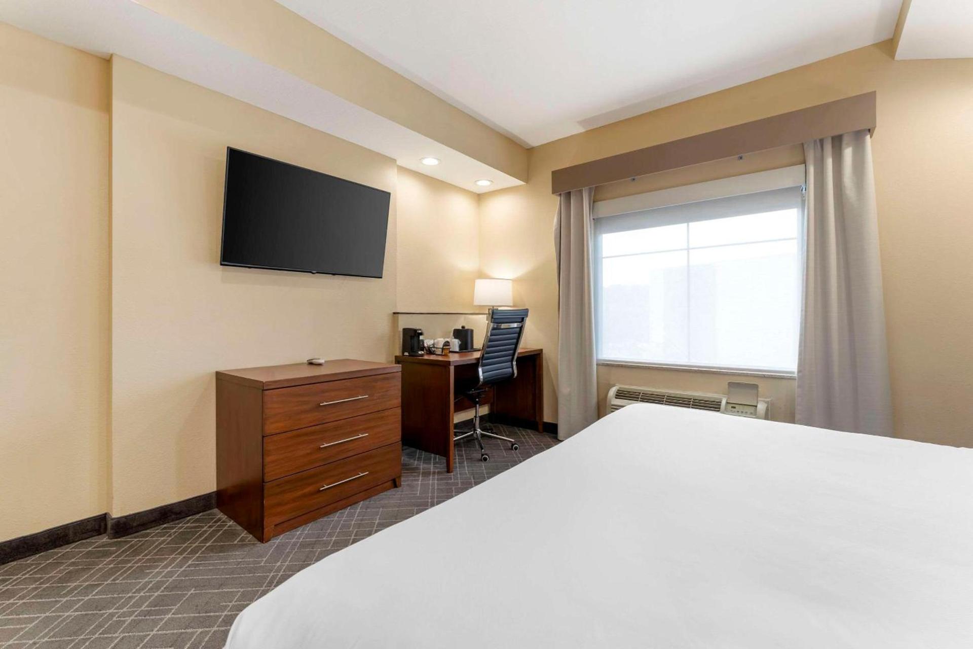 Comfort Suites Monaca photo 9