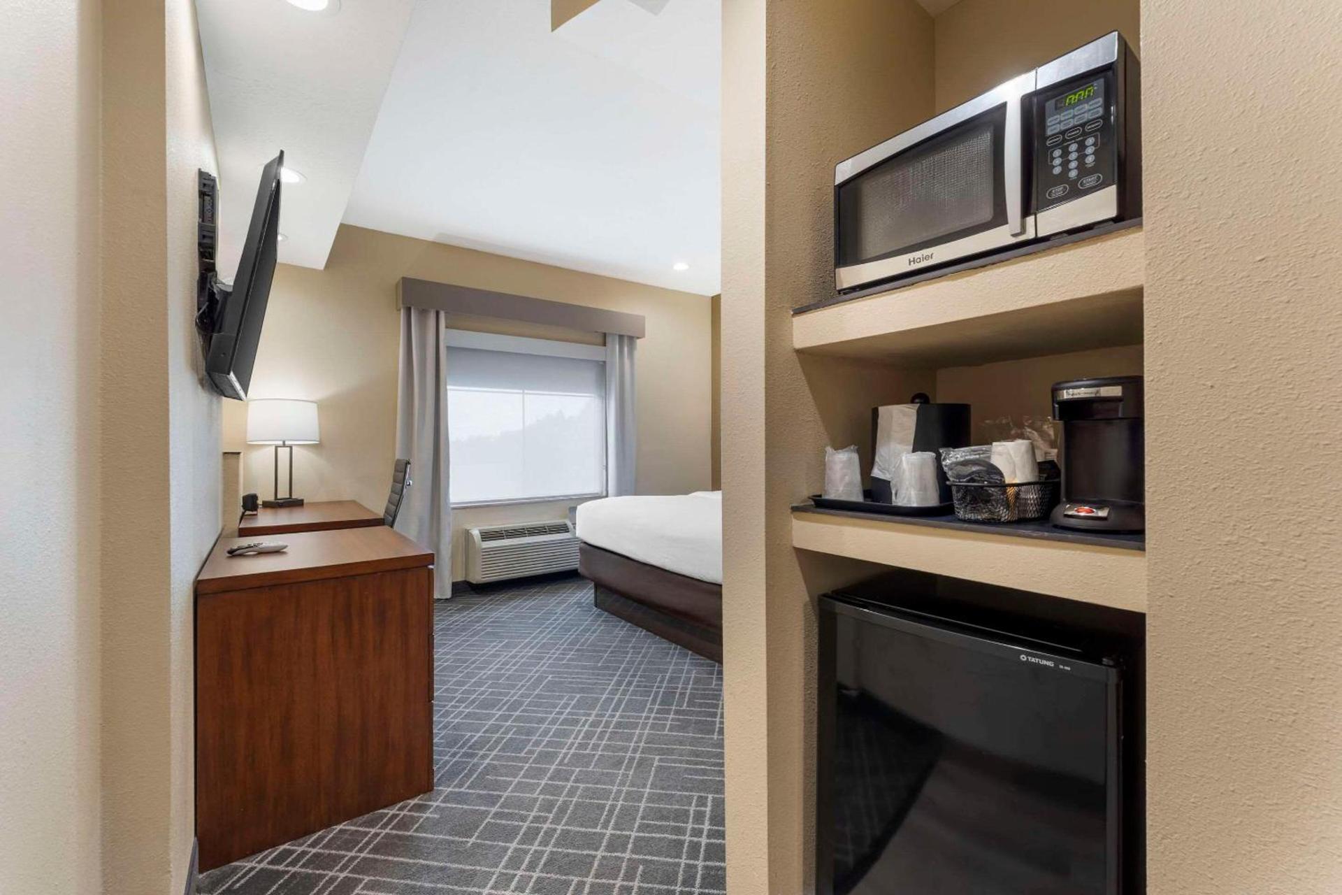 Comfort Suites Monaca photo 11